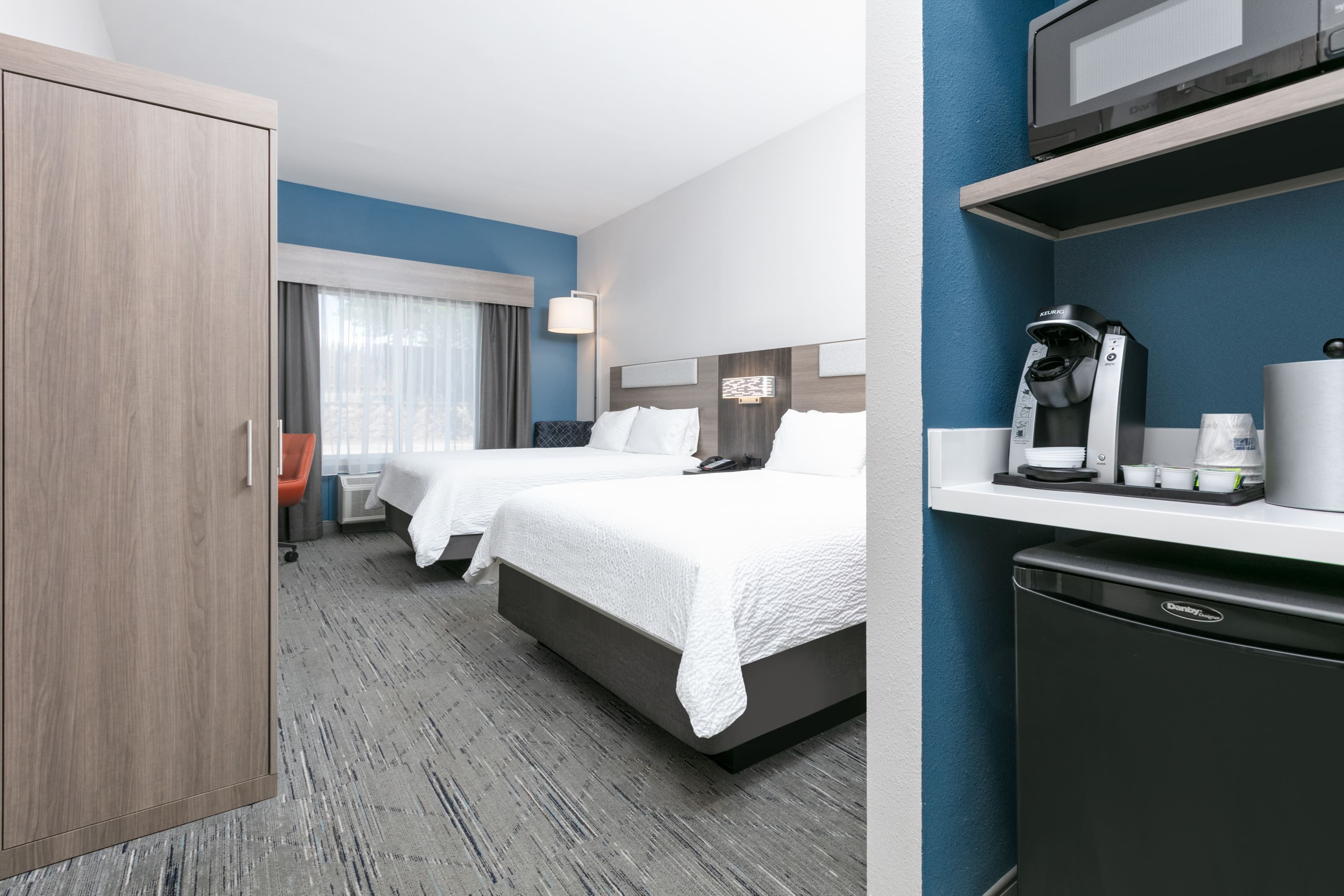 Holiday Inn Express & Suites Marshall - Image 4