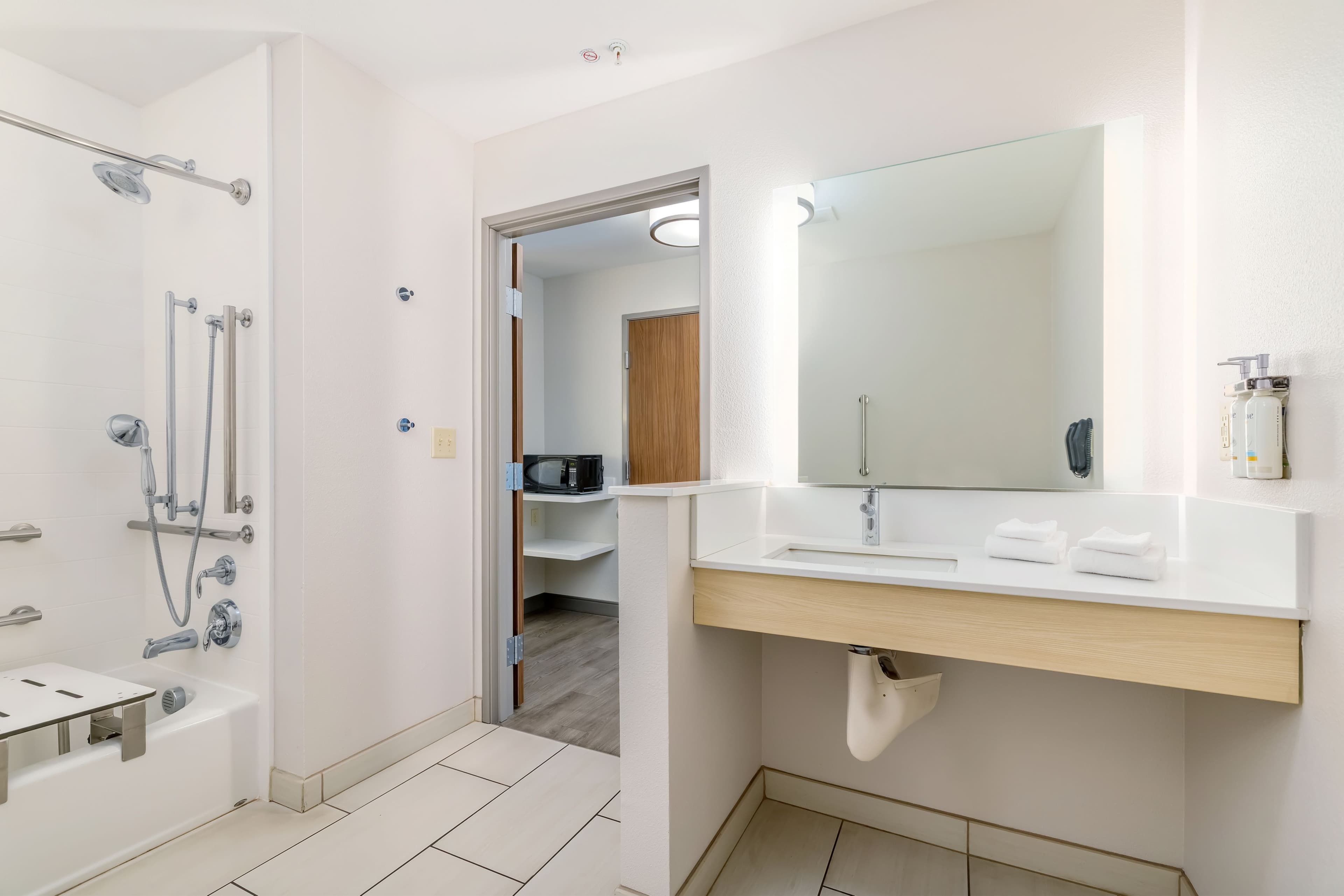 Holiday Inn Express & Suites Medford — 37