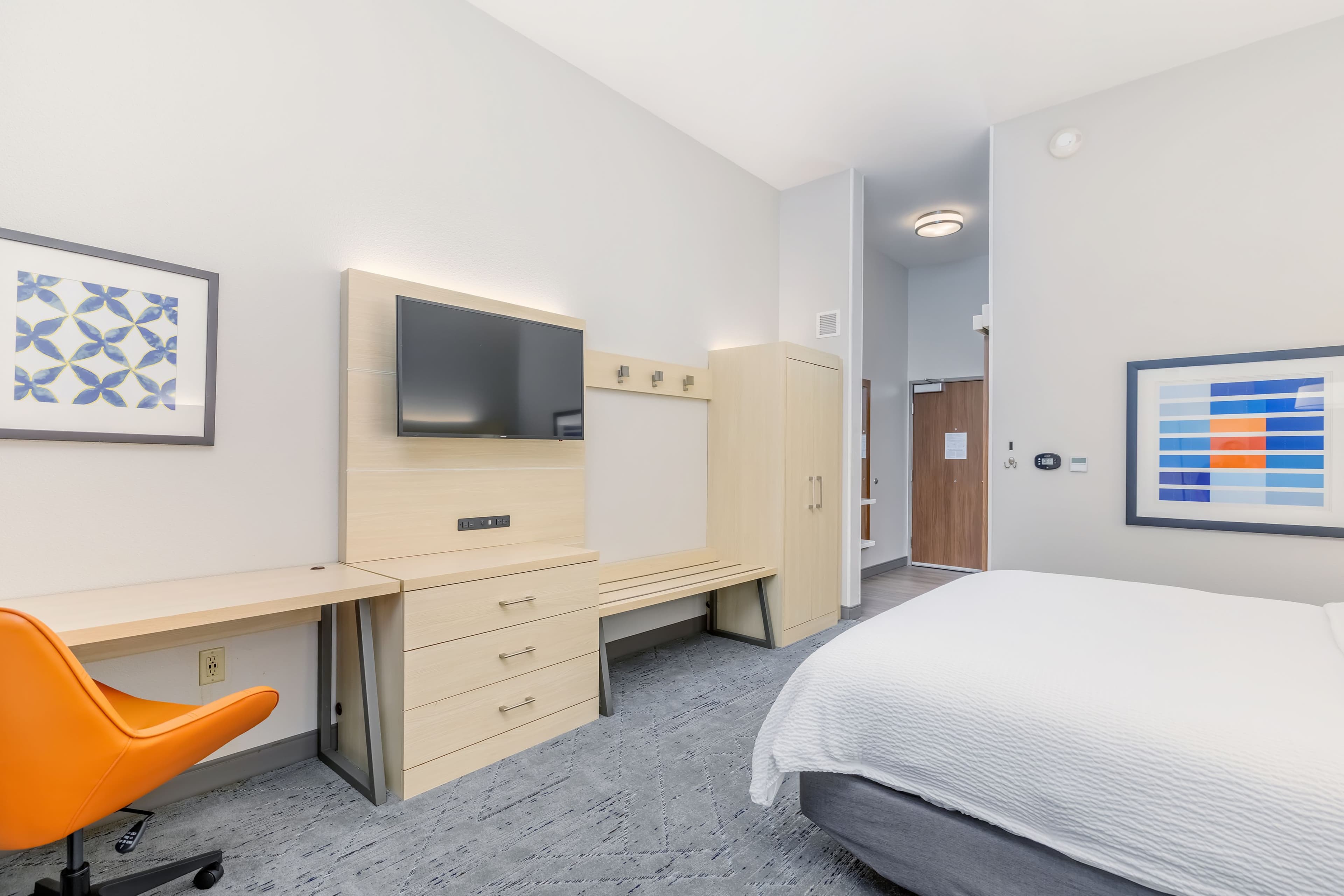 Holiday Inn Express & Suites Medford — 16
