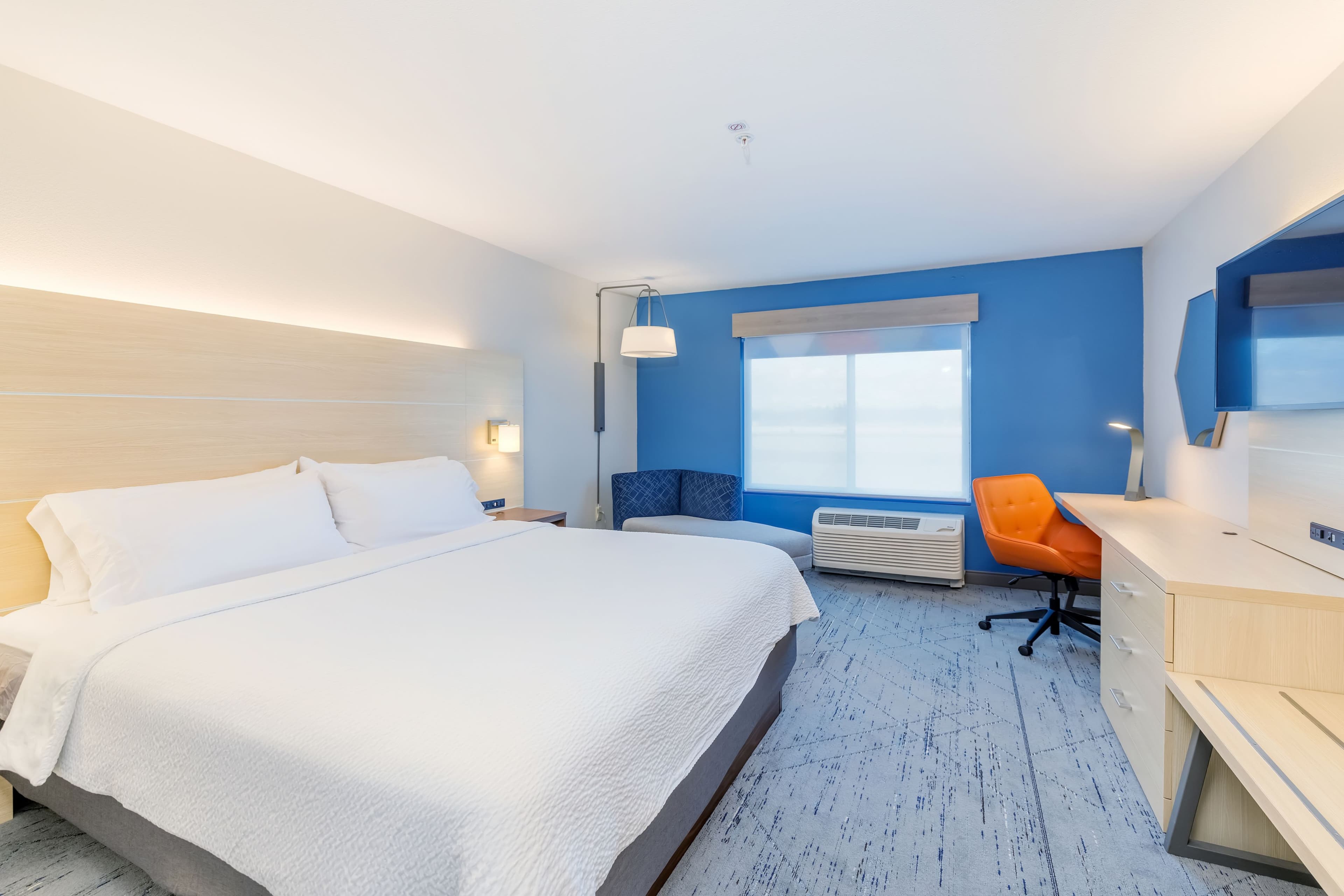 Holiday Inn Express & Suites Medford — 9