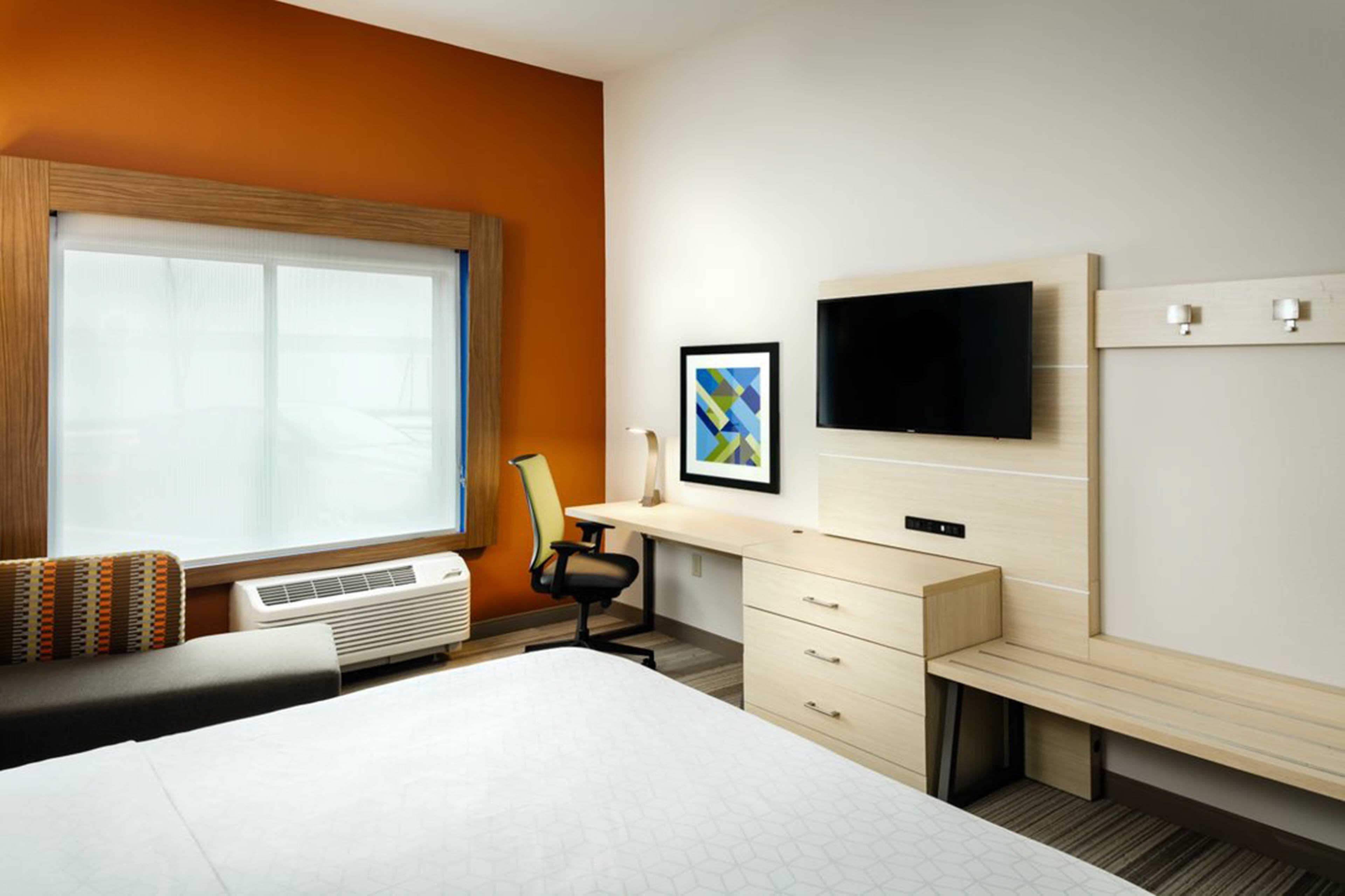 Holiday Inn Express & Suites Medford — 6