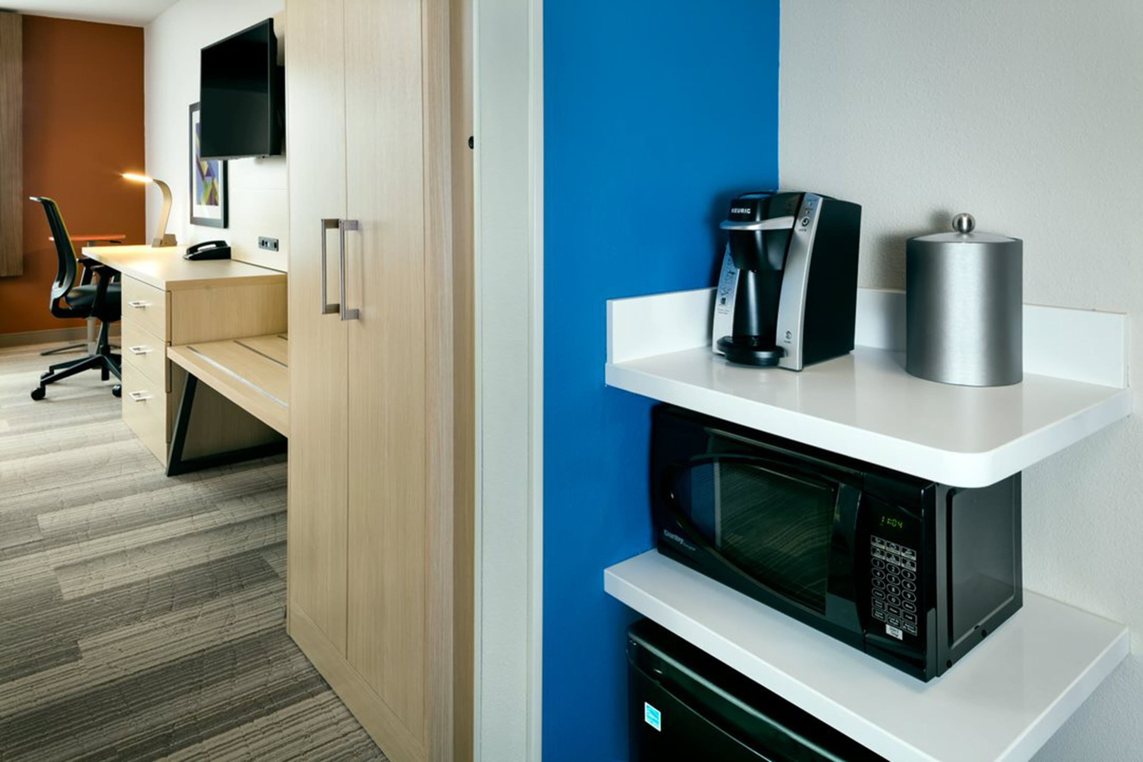 Holiday Inn Express & Suites Medford — 12
