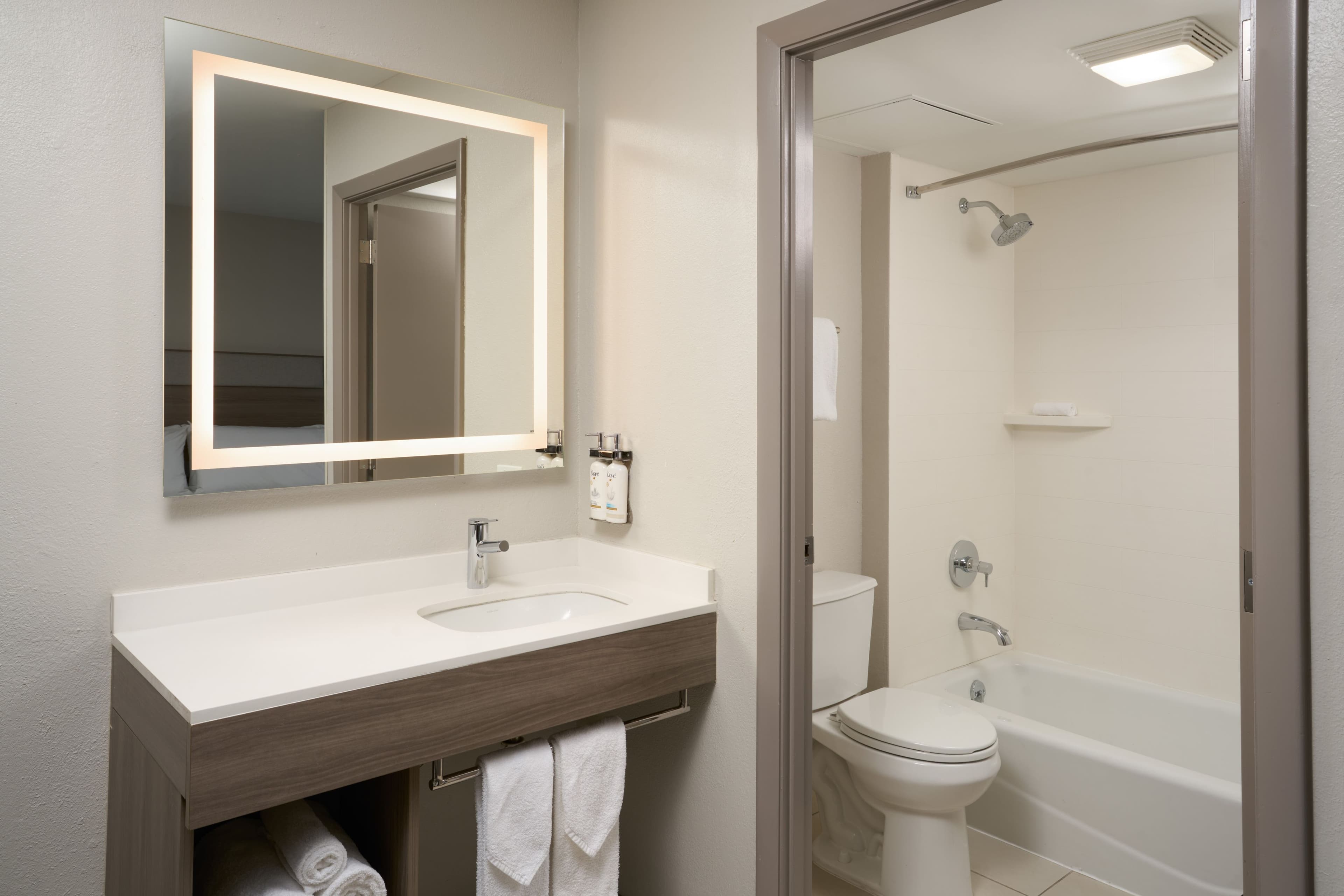 Holiday Inn Express & Suites Kendall East - Miami — 6