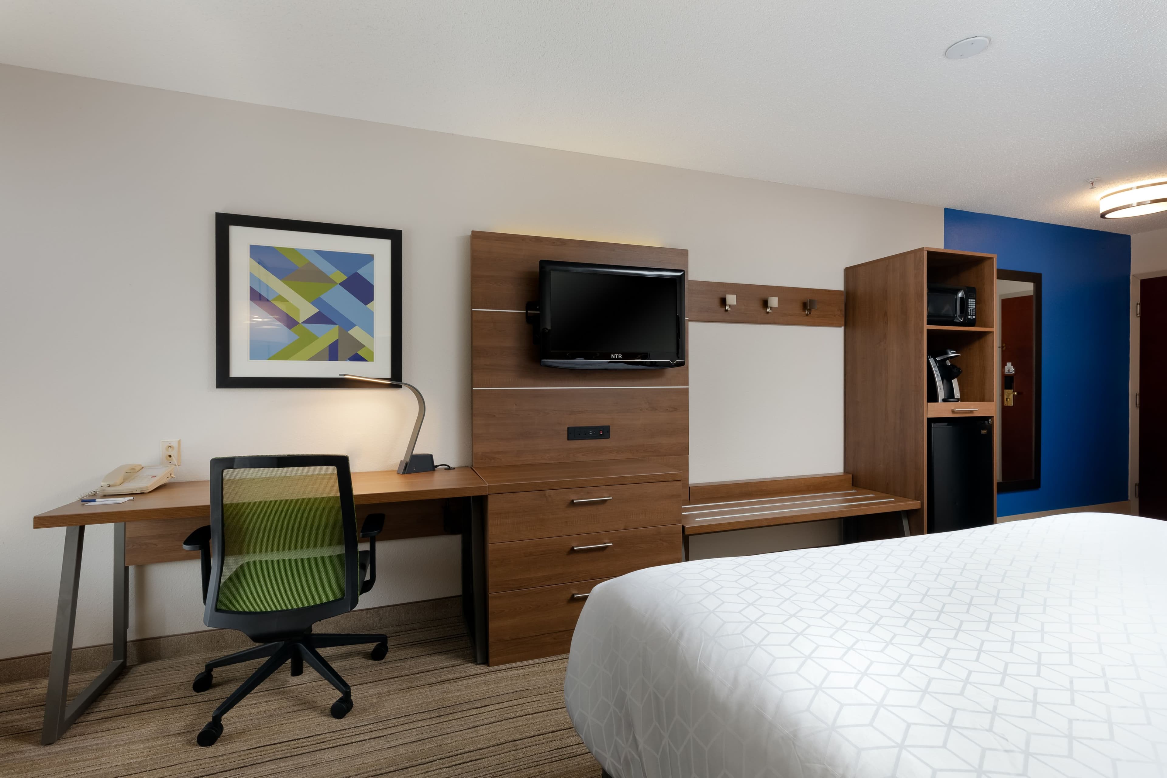 Holiday Inn Express & Suites Milton East I-10 — 16