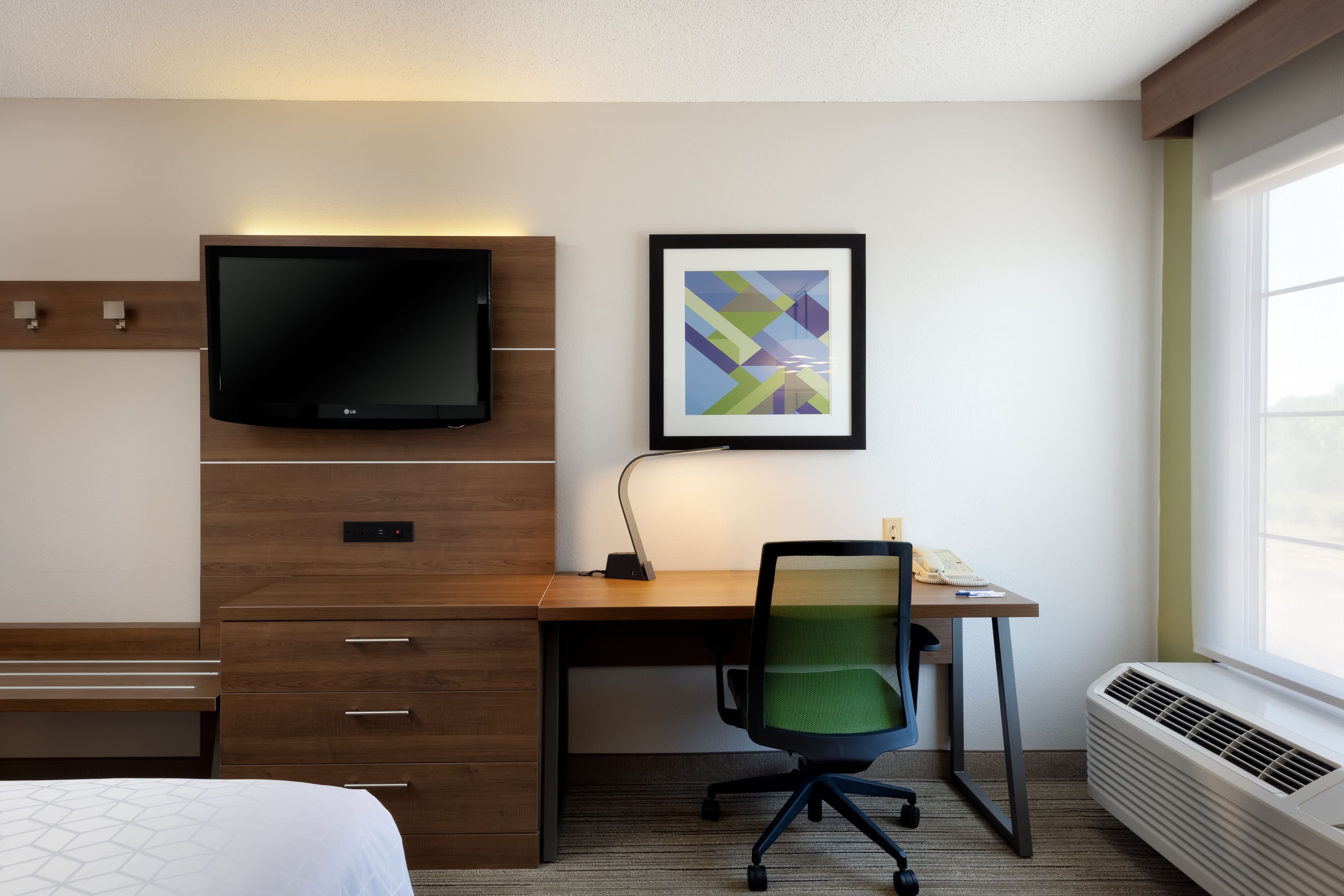 Holiday Inn Express & Suites Milton East I-10 — 12