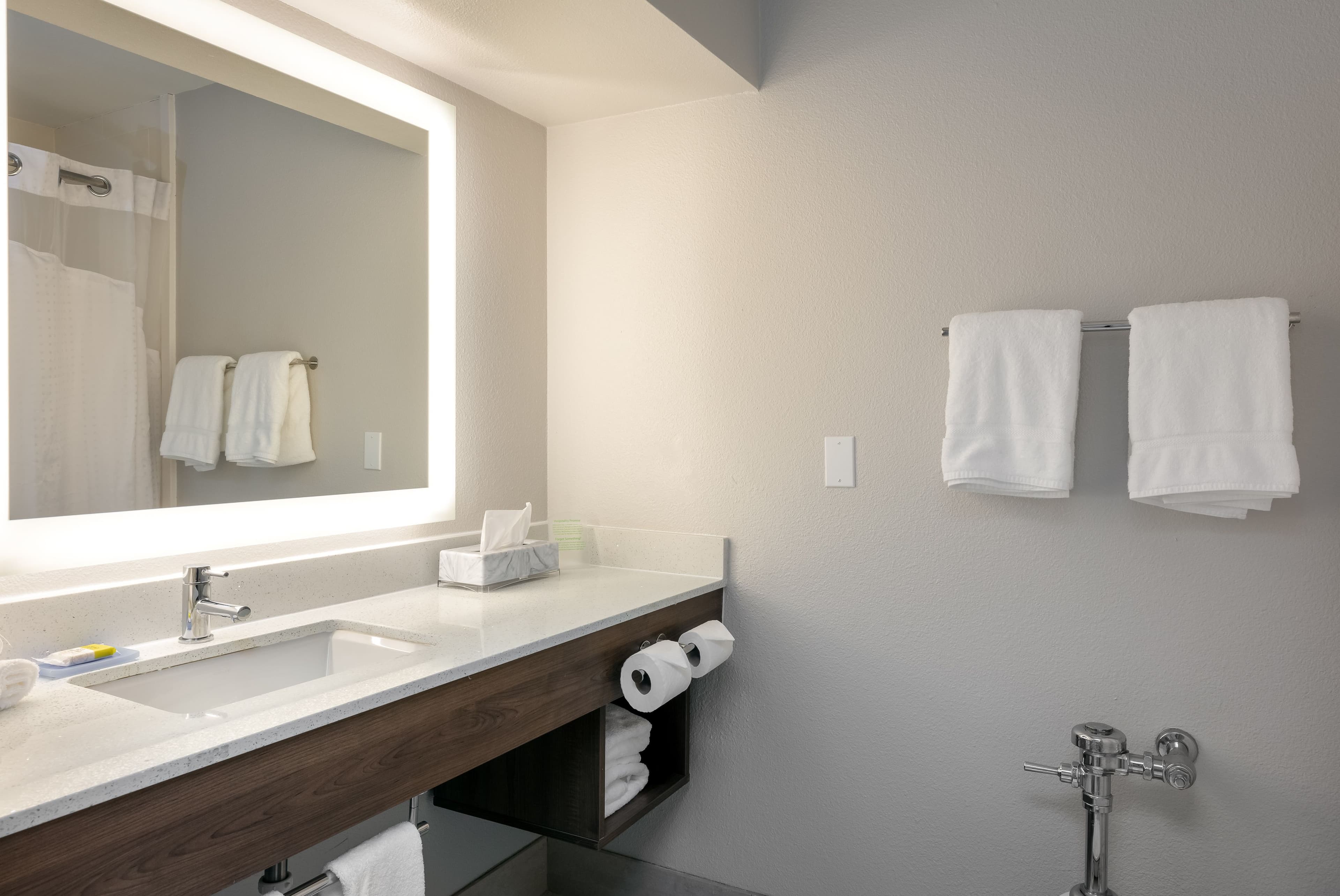 Holiday Inn Express & Suites Milton East I-10 — 15