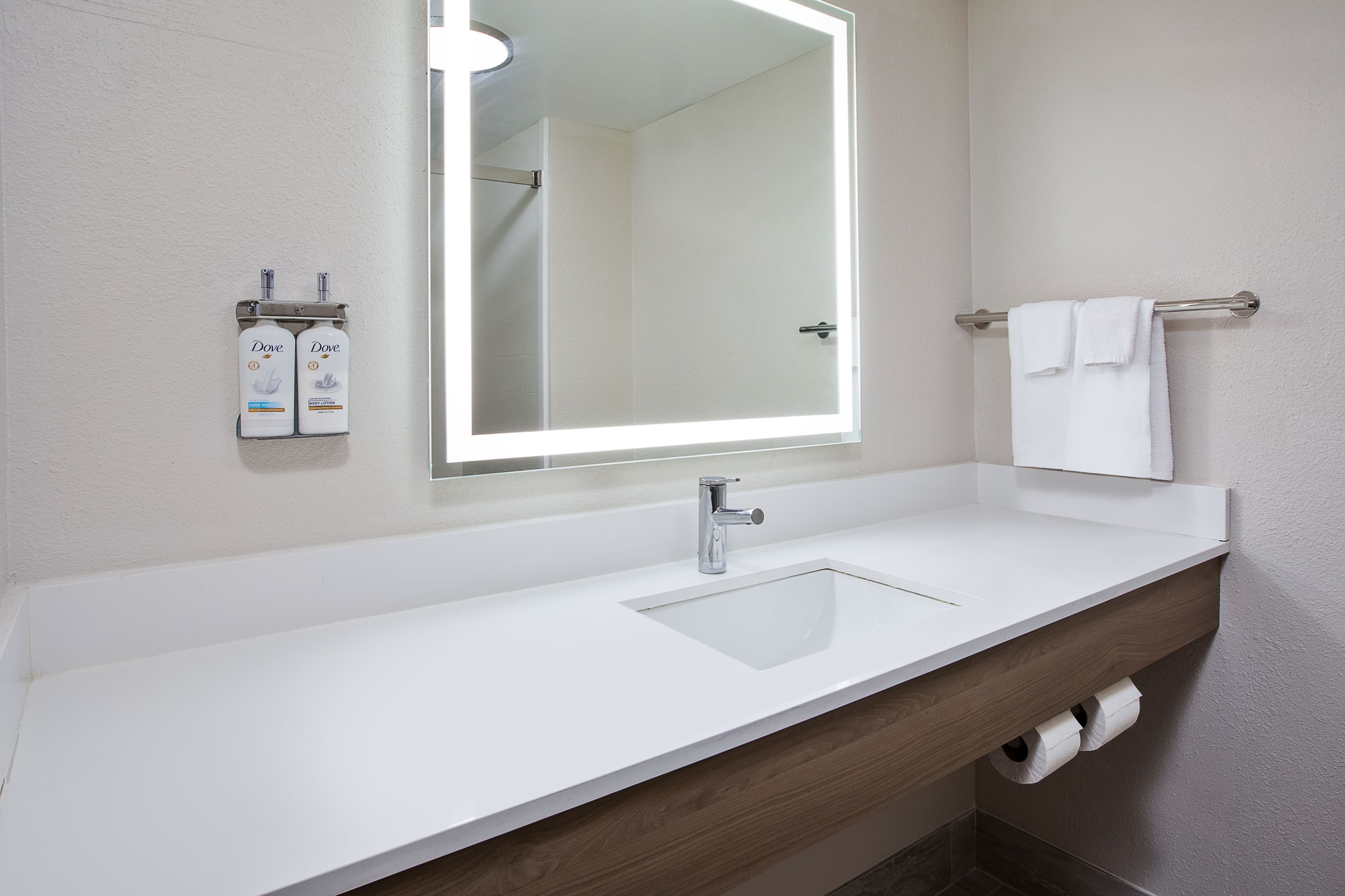 Holiday Inn Express & Suites Milwaukee NW – Park Place — 6
