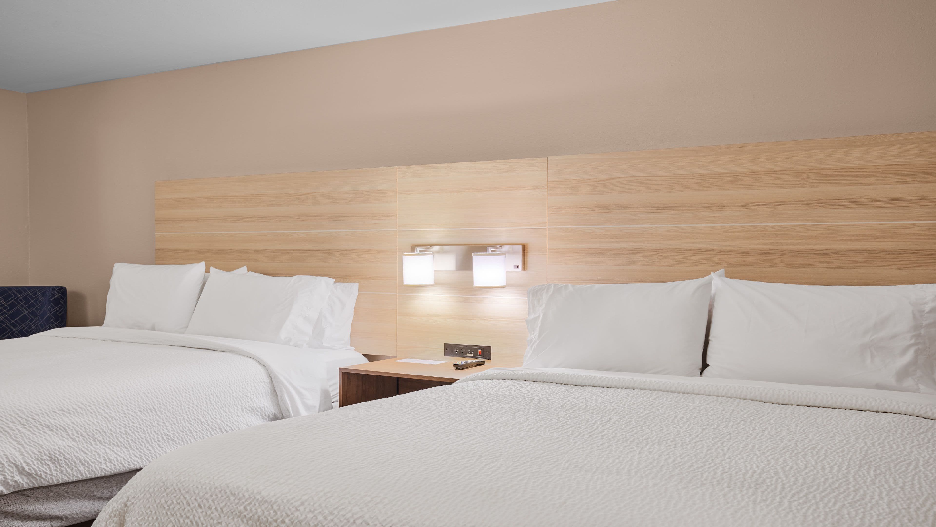 Holiday Inn Express & Suites Milwaukee Airport — 2