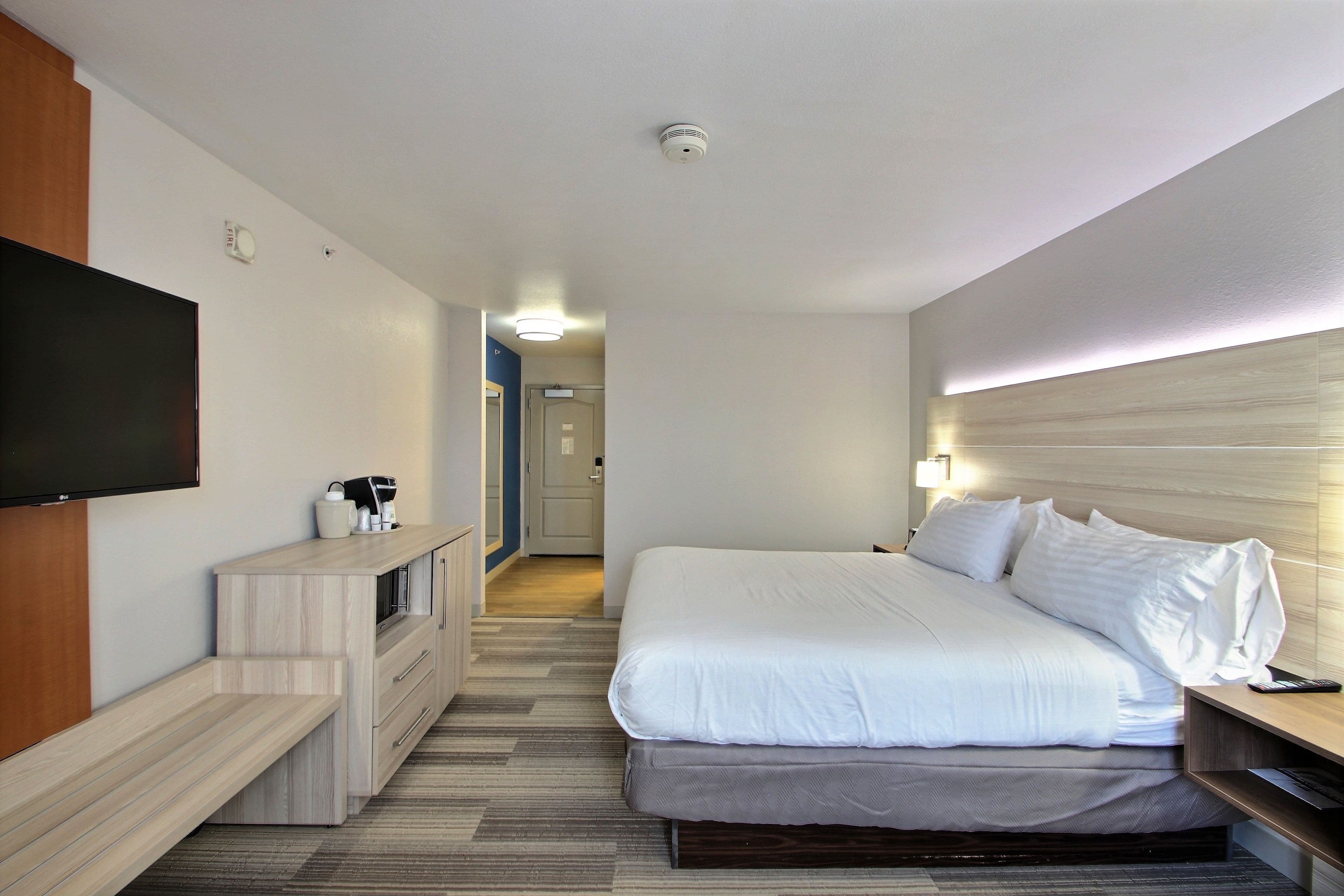 Holiday Inn Express & Suites Milwaukee Airport — 8