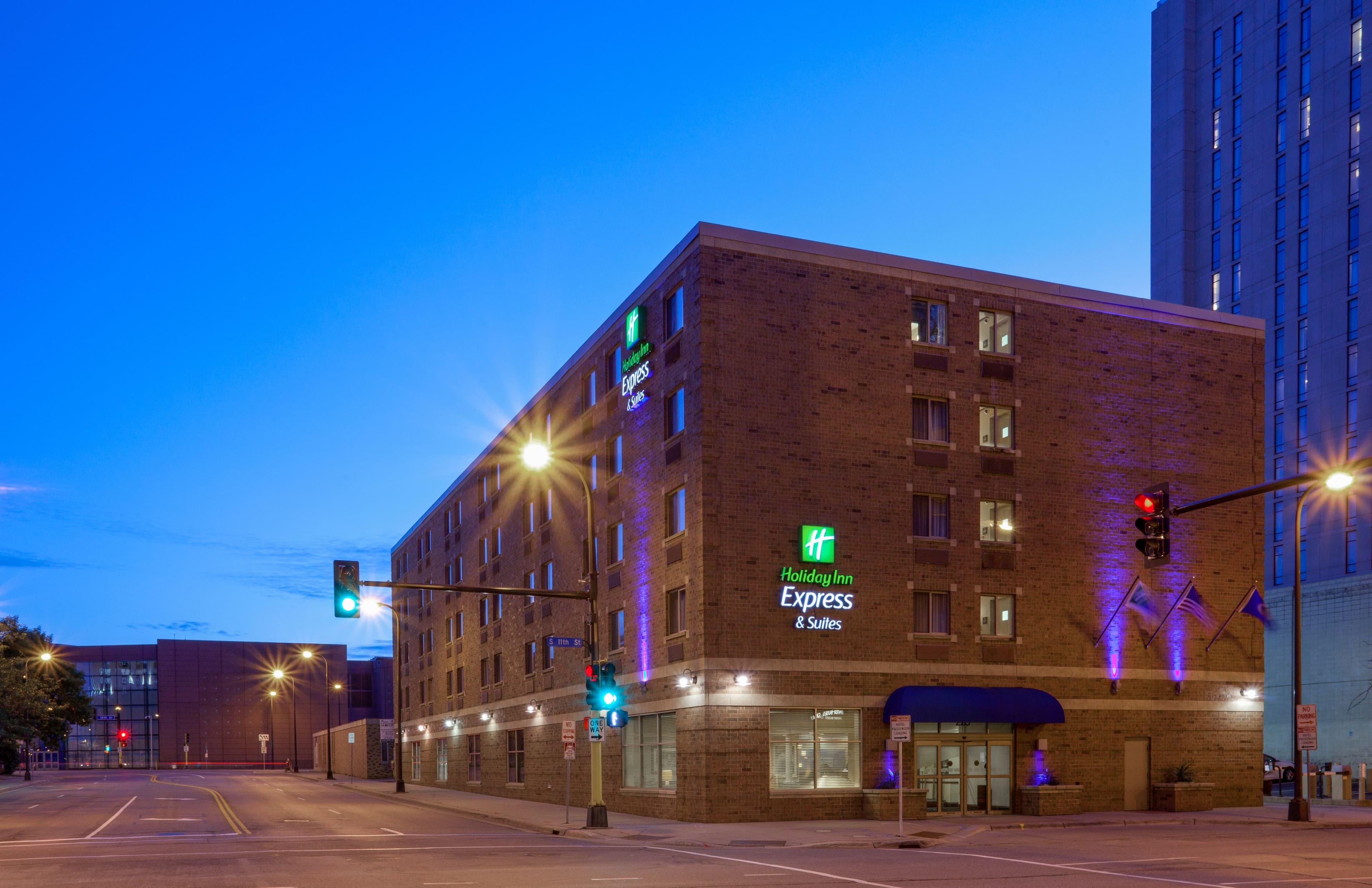 Holiday Inn Express & Suites Minneapolis-Dwtn (Conv Ctr) - Image 1