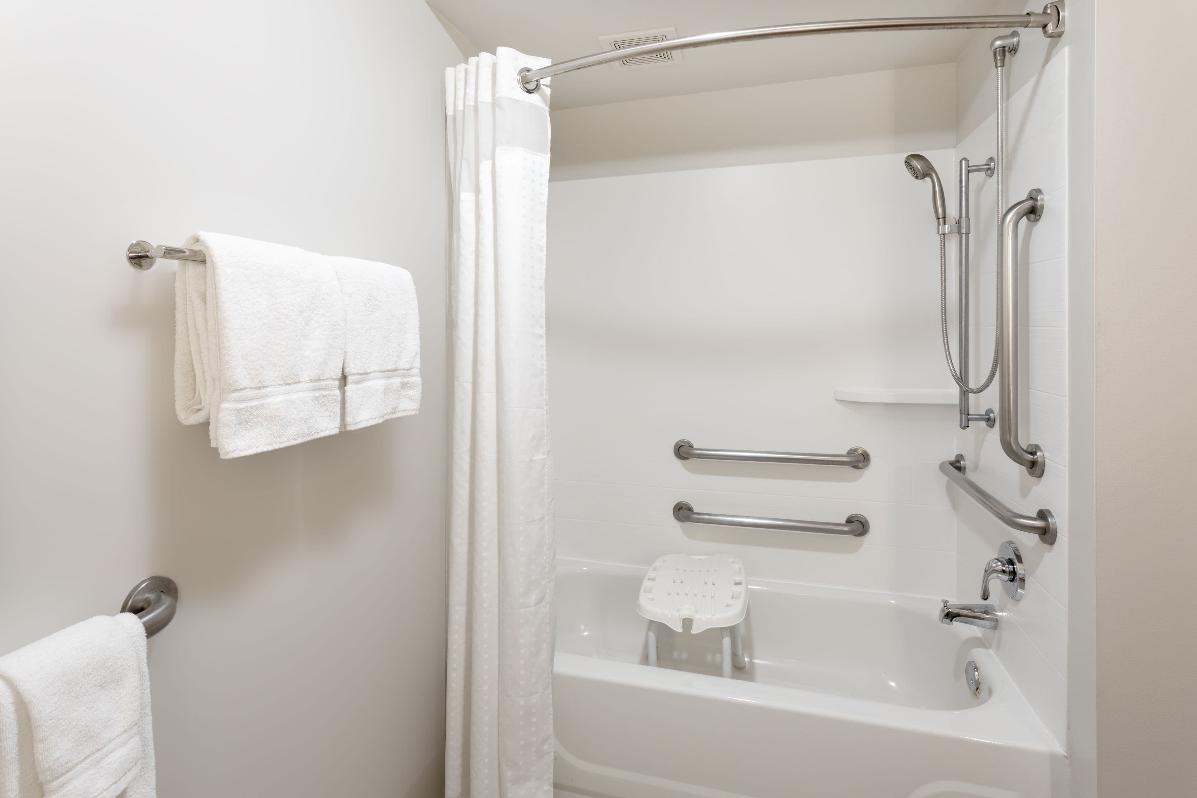 Holiday Inn Express & Suites Minneapolis-Dwtn (Conv Ctr) - Image 4