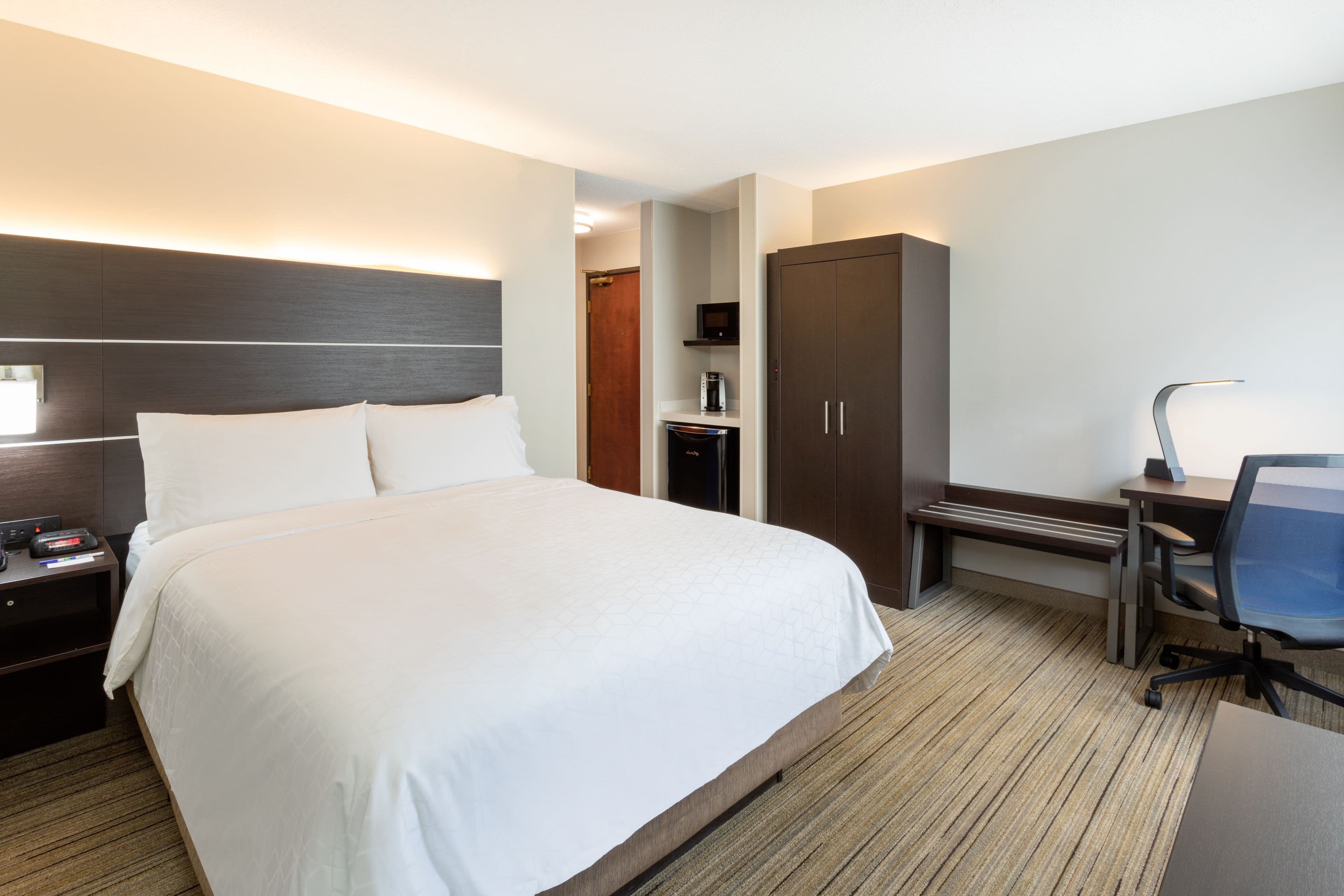 Holiday Inn Express & Suites Minneapolis-Dwtn (Conv Ctr) — 9