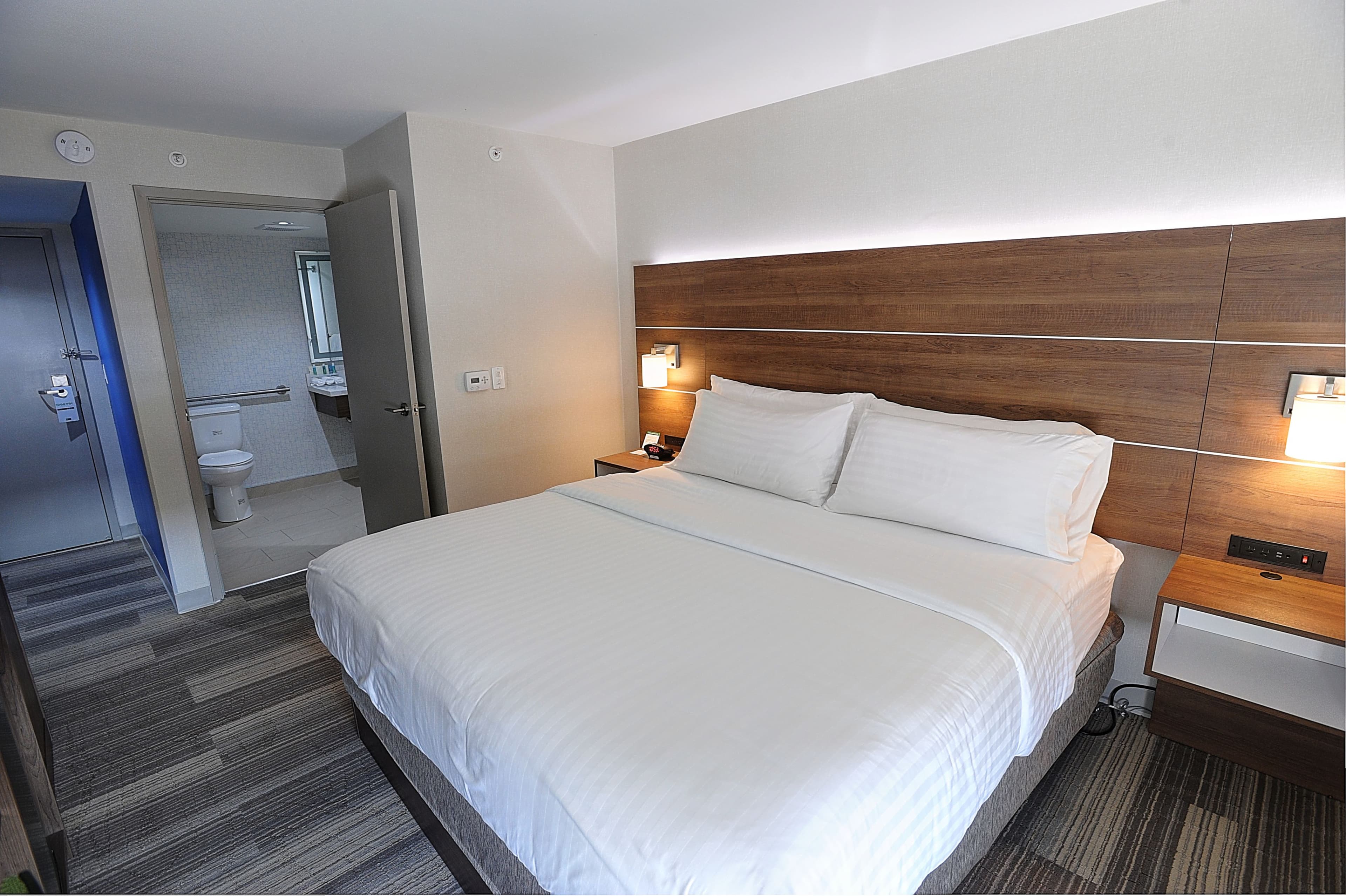 Holiday Inn Express & Suites Toronto Airport West — 14