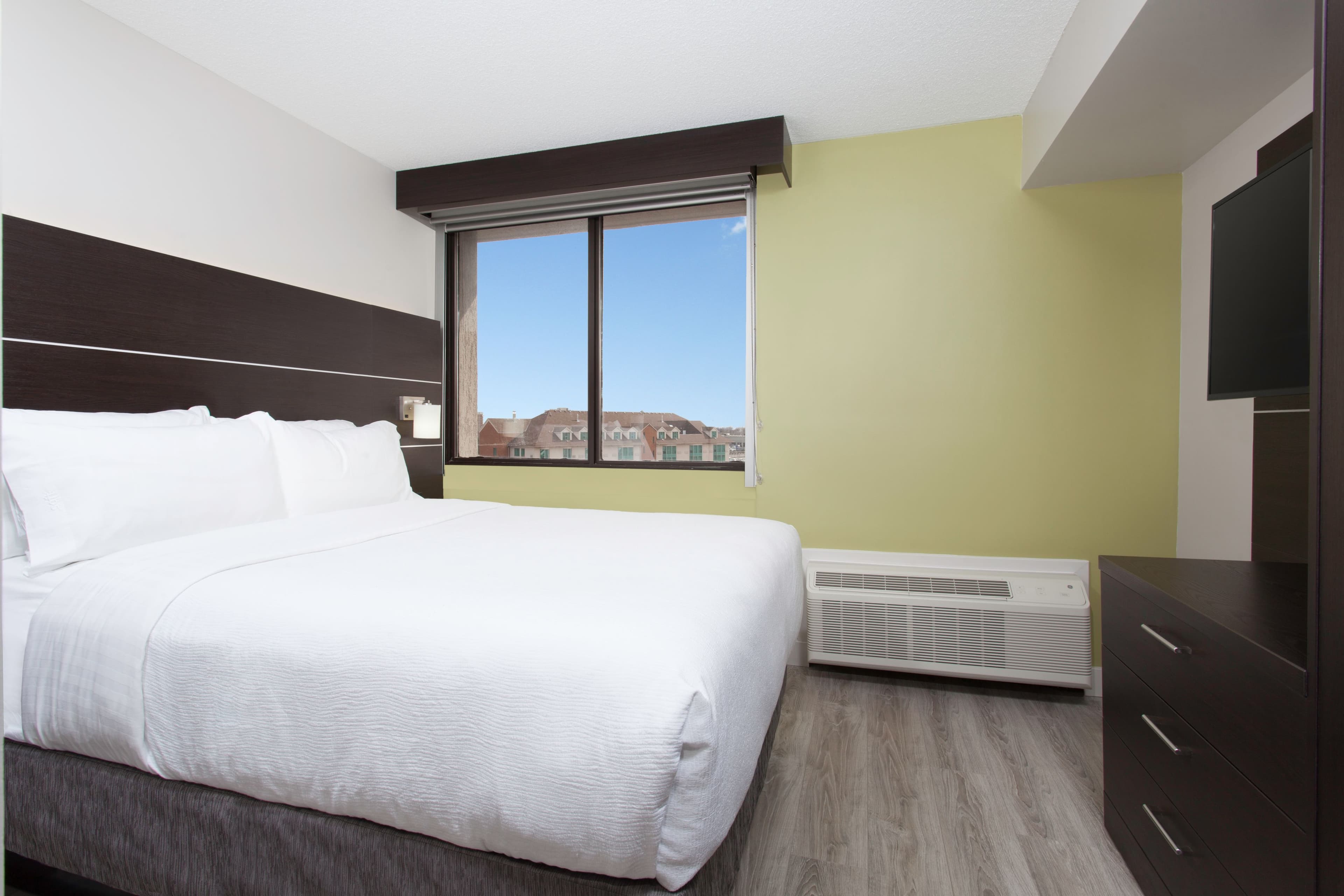 Holiday Inn Express & Suites Mississauga-Toronto Southwest — 7