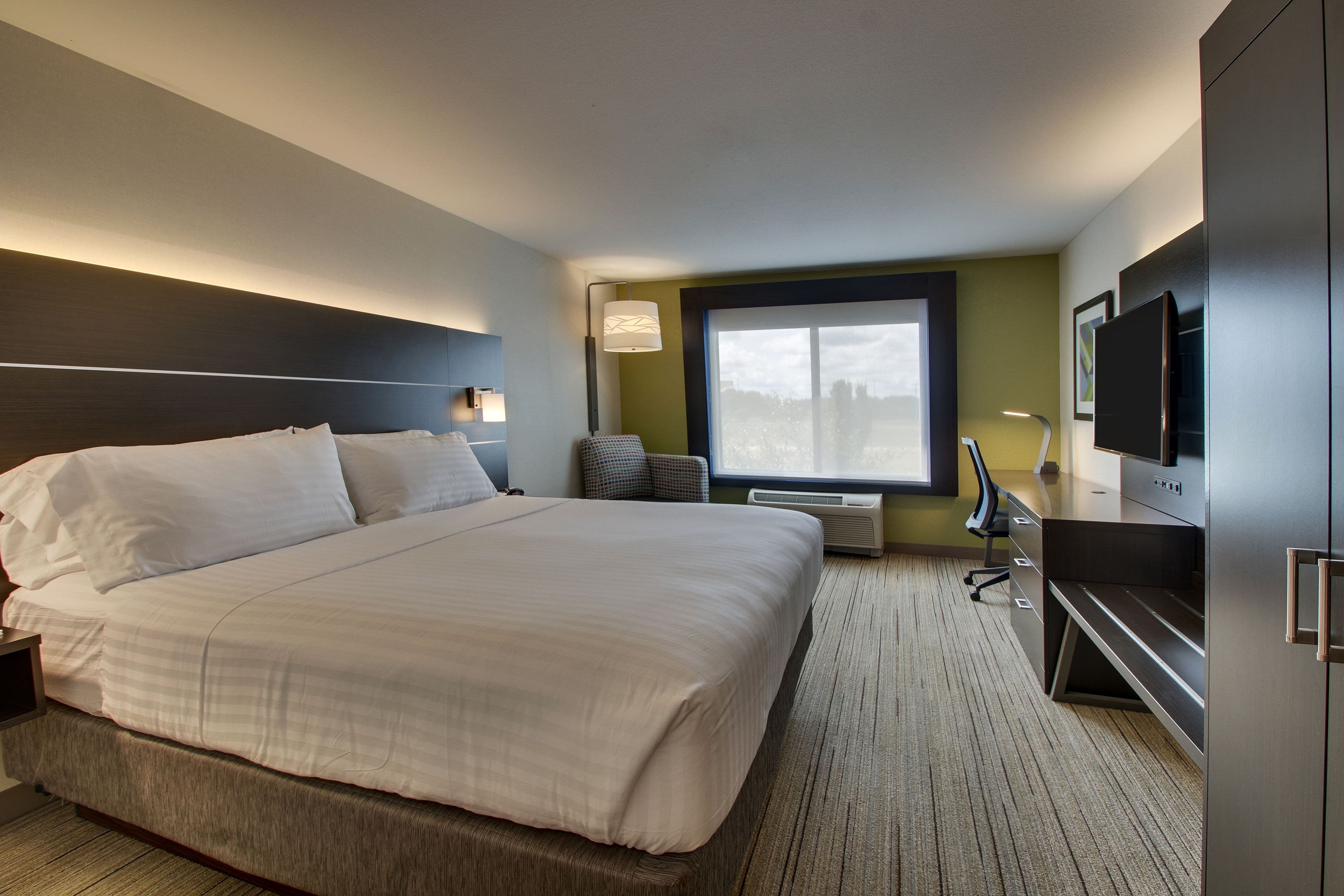 Holiday Inn Express & Suites Morris — 7