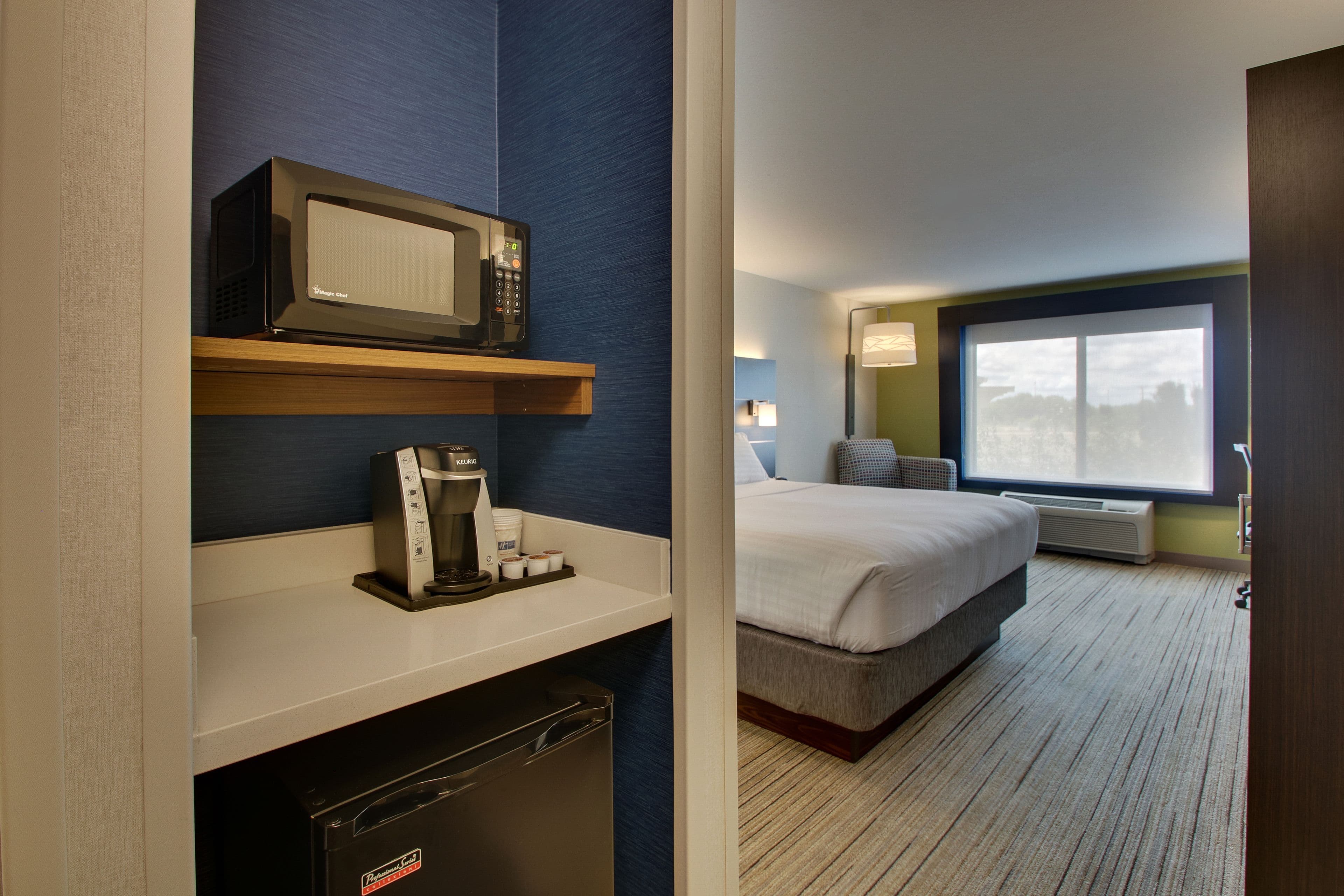 Holiday Inn Express & Suites Morris — 8