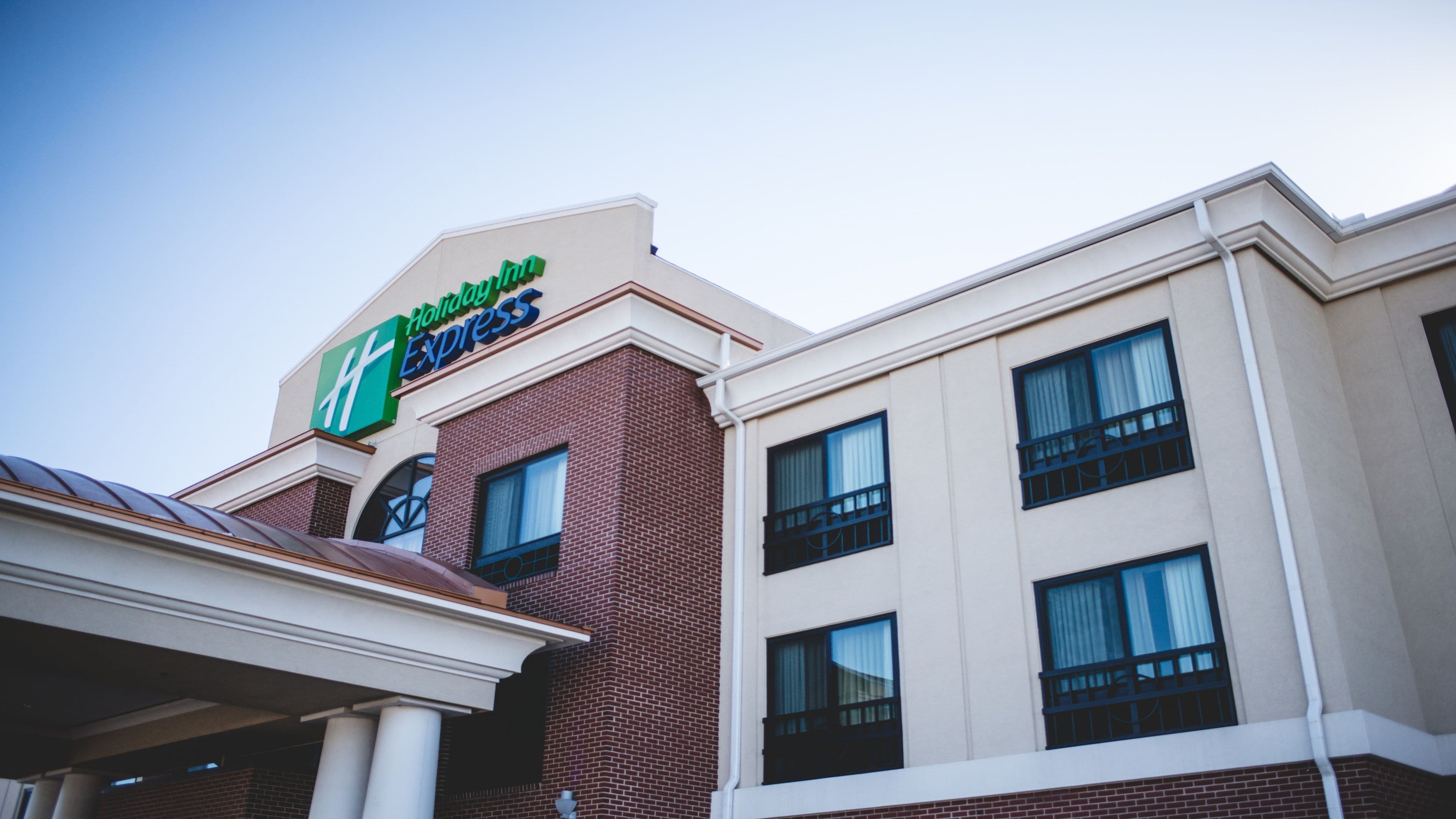 Holiday Inn Express & Suites Morton Peoria Area - Image 1