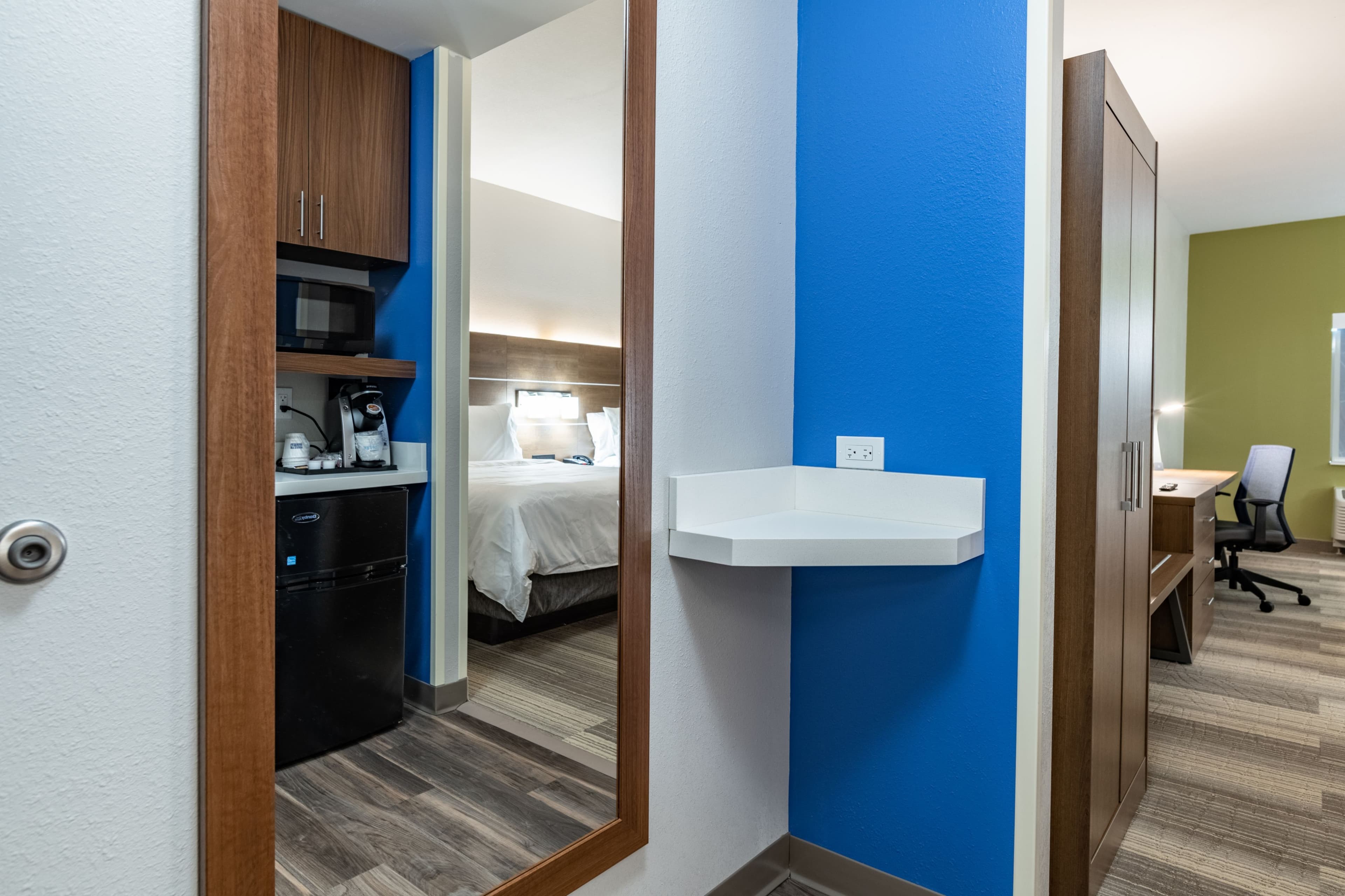 Holiday Inn Express & Suites Moundsville - Image 5