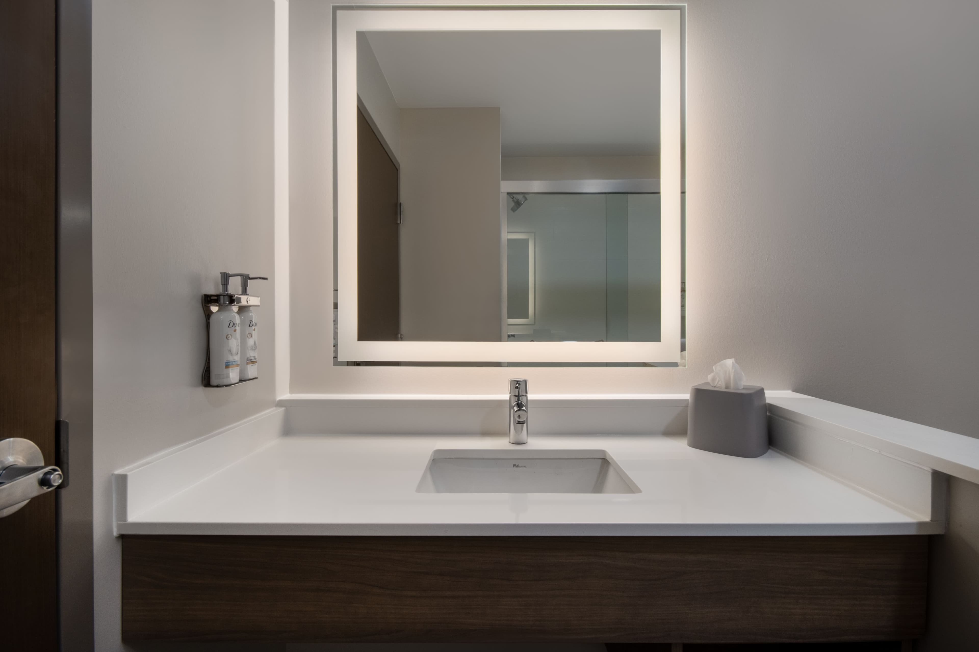 Holiday Inn Express & Suites Muskegon - Grand Haven — 10