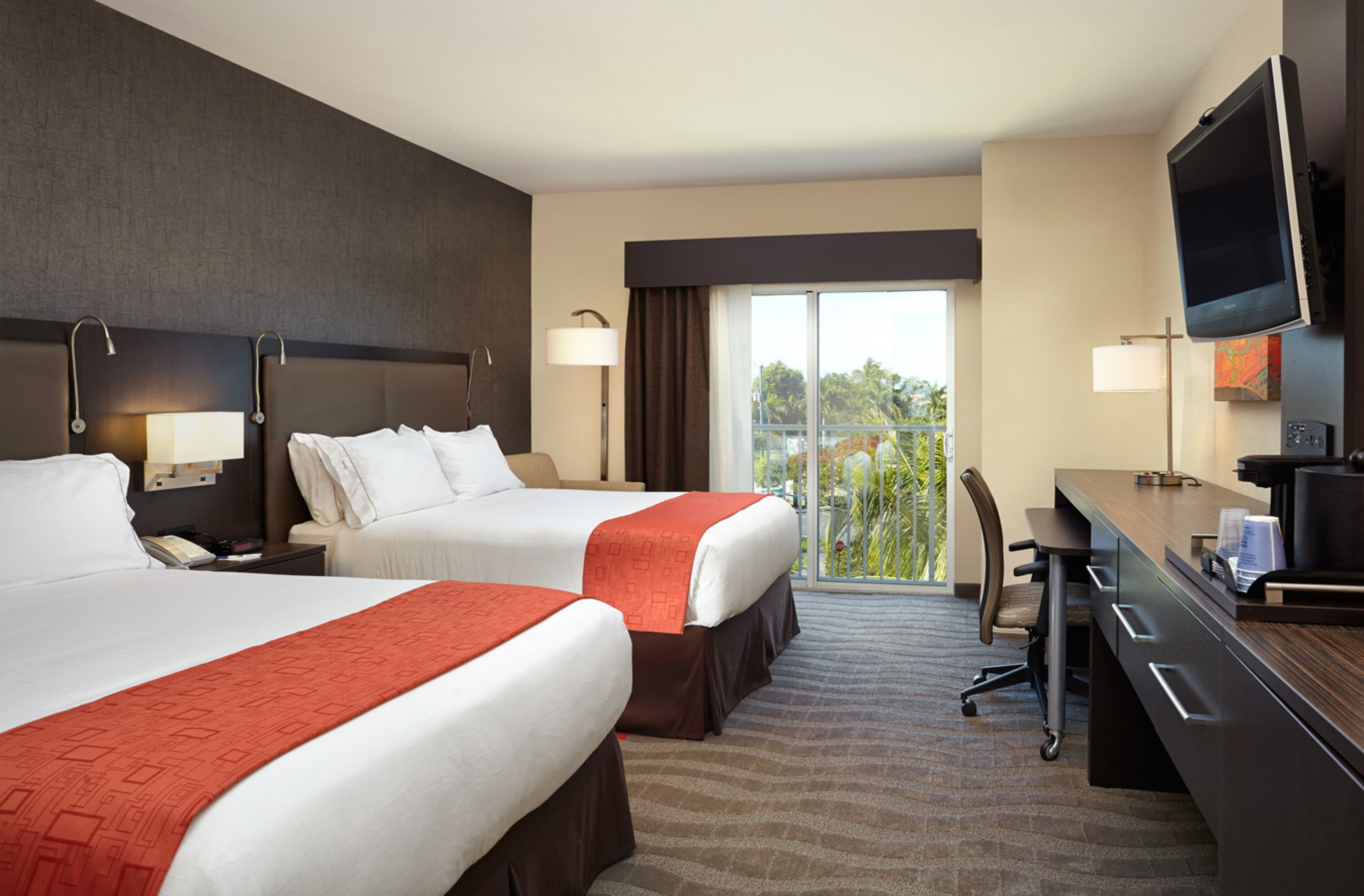 Holiday Inn Express & Suites Naples Downtown - 5th Avenue — 8