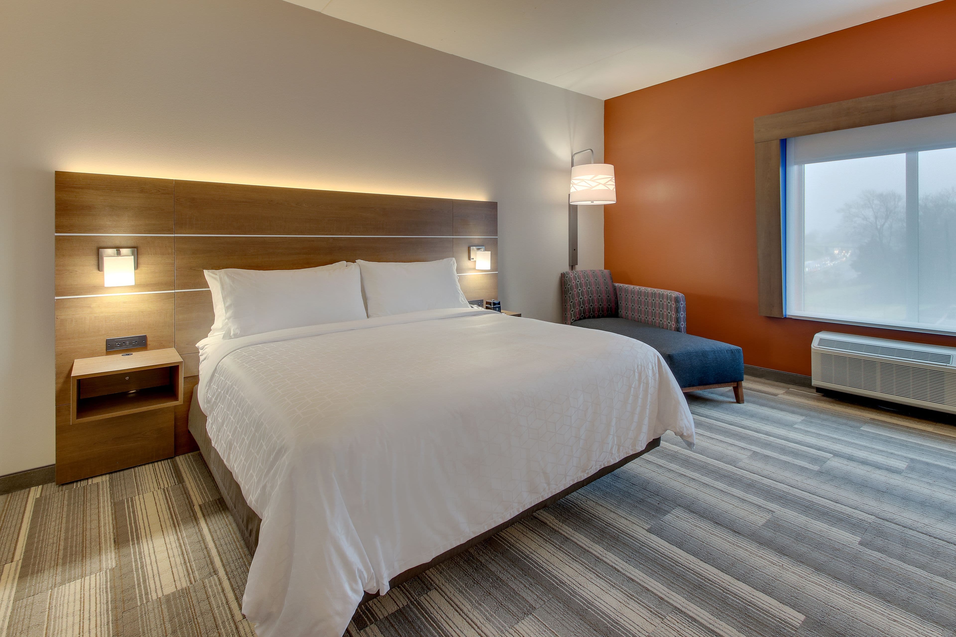 Holiday Inn Express & Suites Nashville MetroCenter Downtown — 11