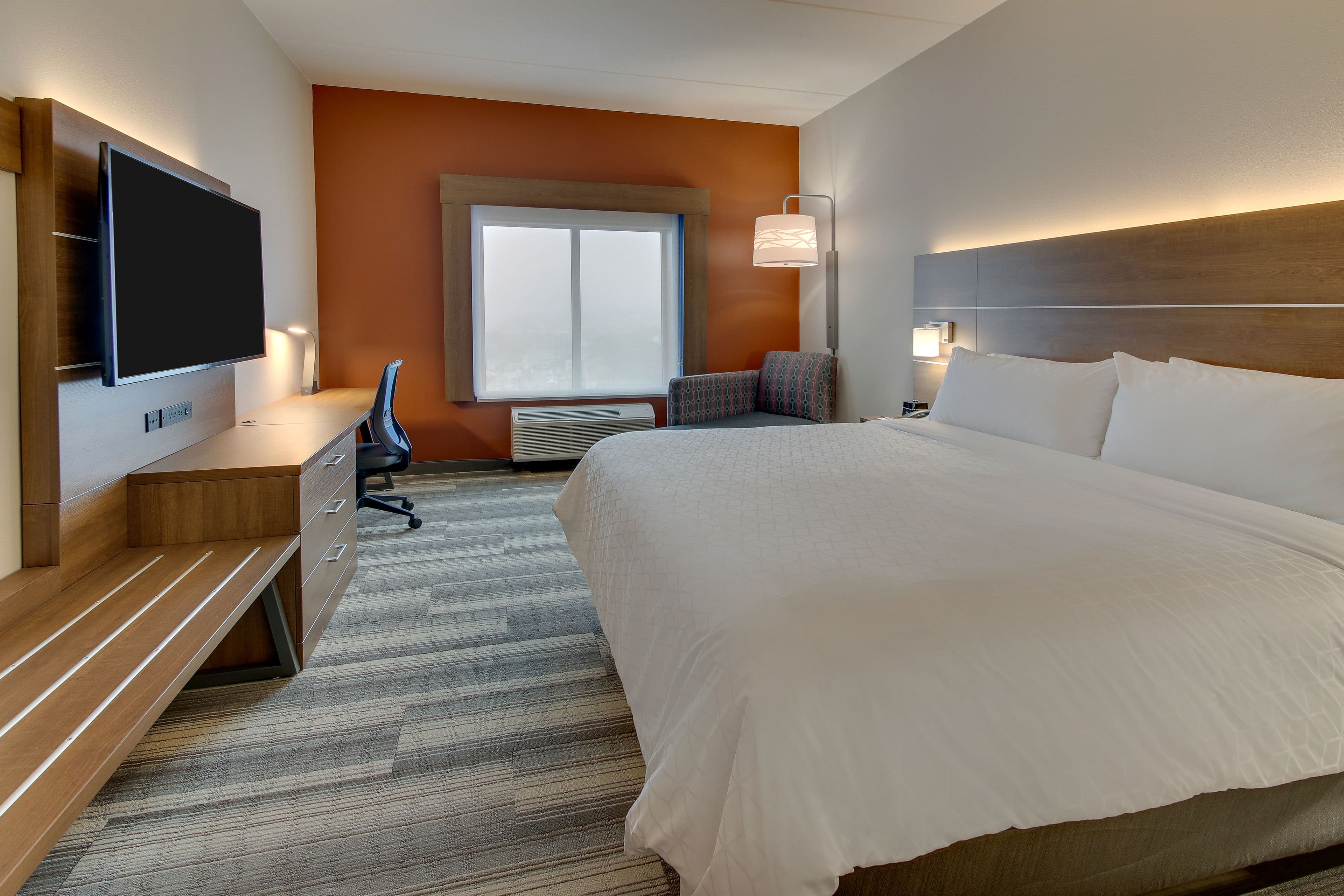 Holiday Inn Express & Suites Nashville MetroCenter Downtown - Image 3