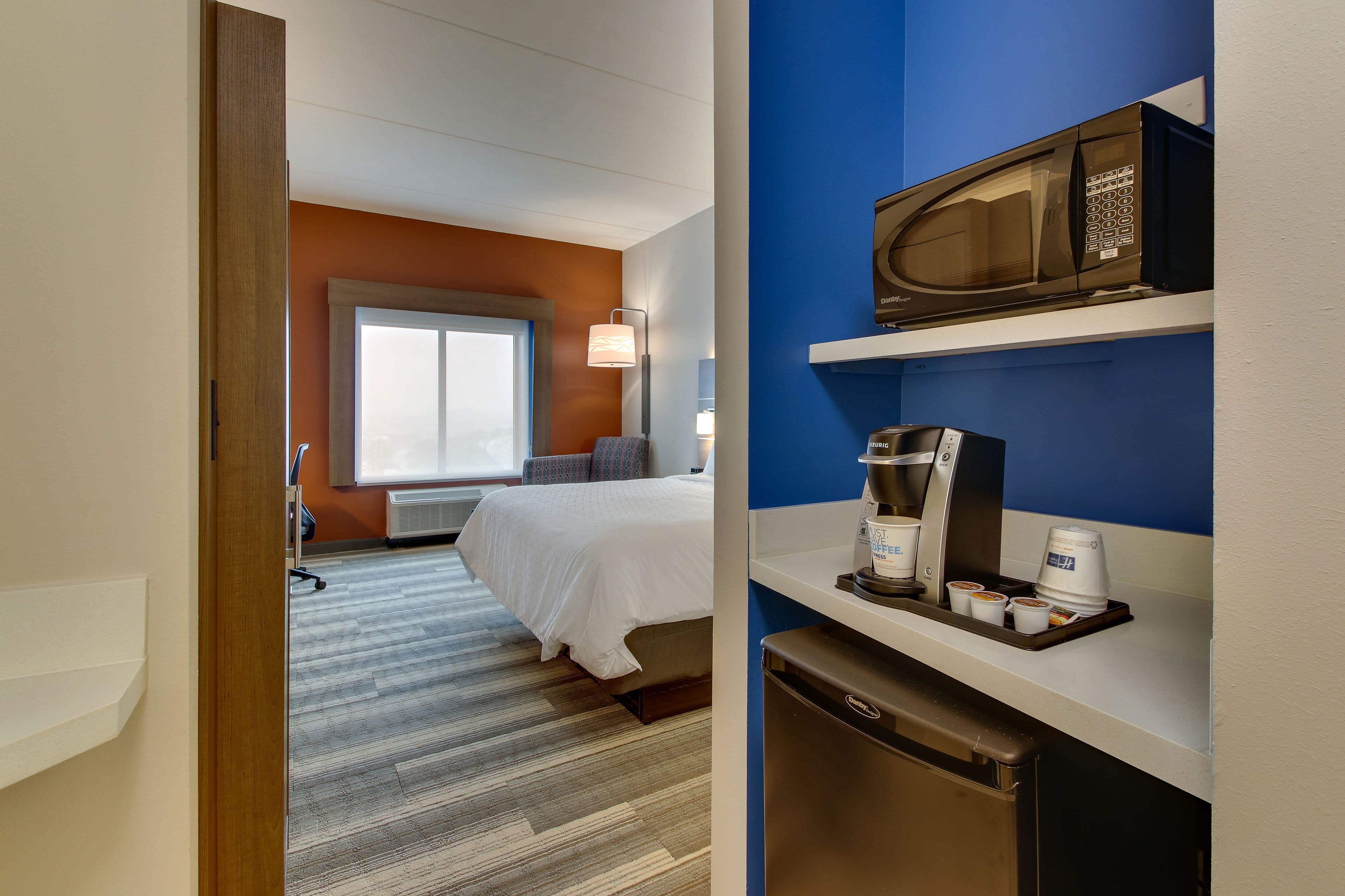 Holiday Inn Express & Suites Nashville MetroCenter Downtown — 7