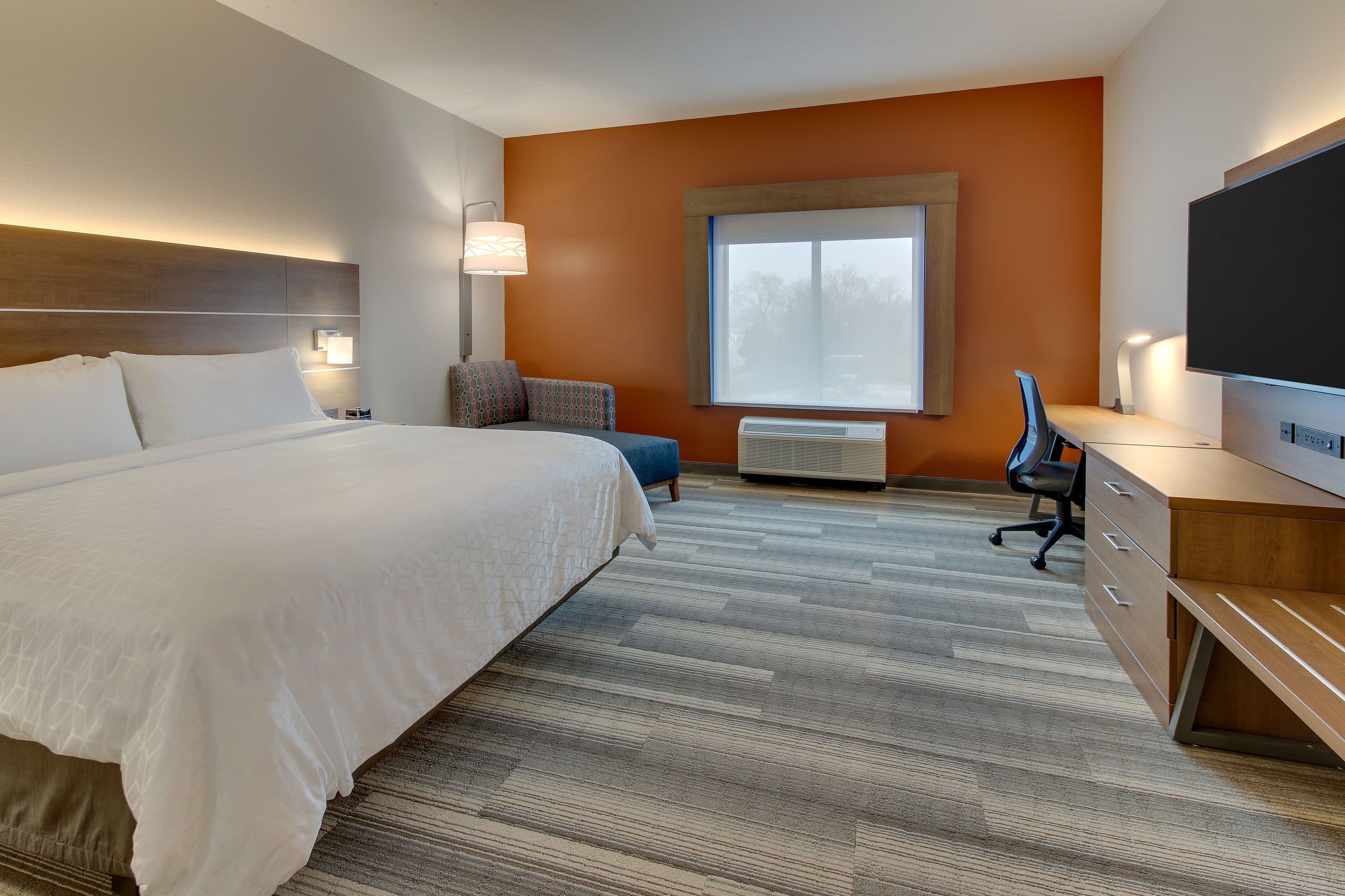 Holiday Inn Express & Suites Nashville MetroCenter Downtown — 8