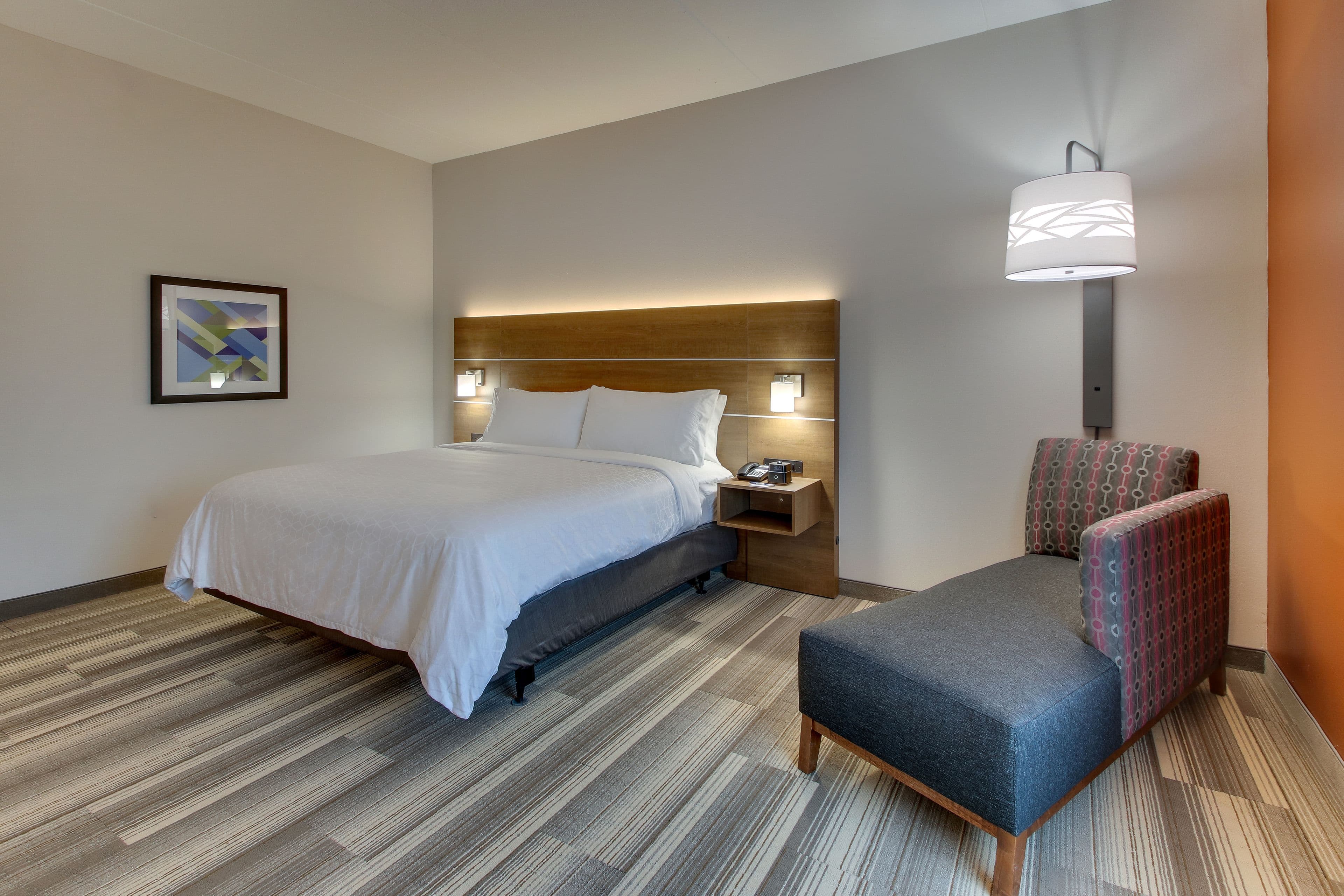 Holiday Inn Express & Suites Nashville MetroCenter Downtown — 12