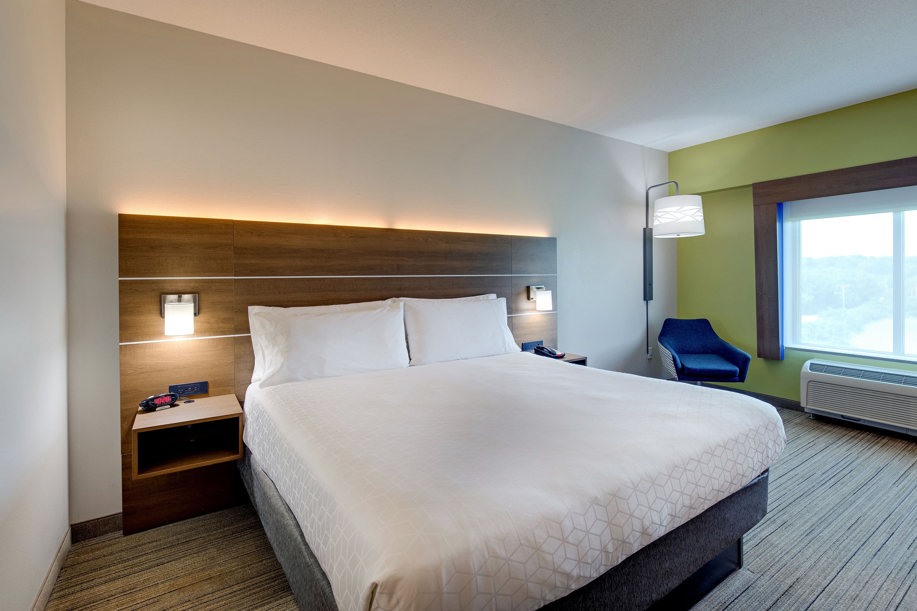 Holiday Inn Express & Suites Nashville-Opryland - Image 4