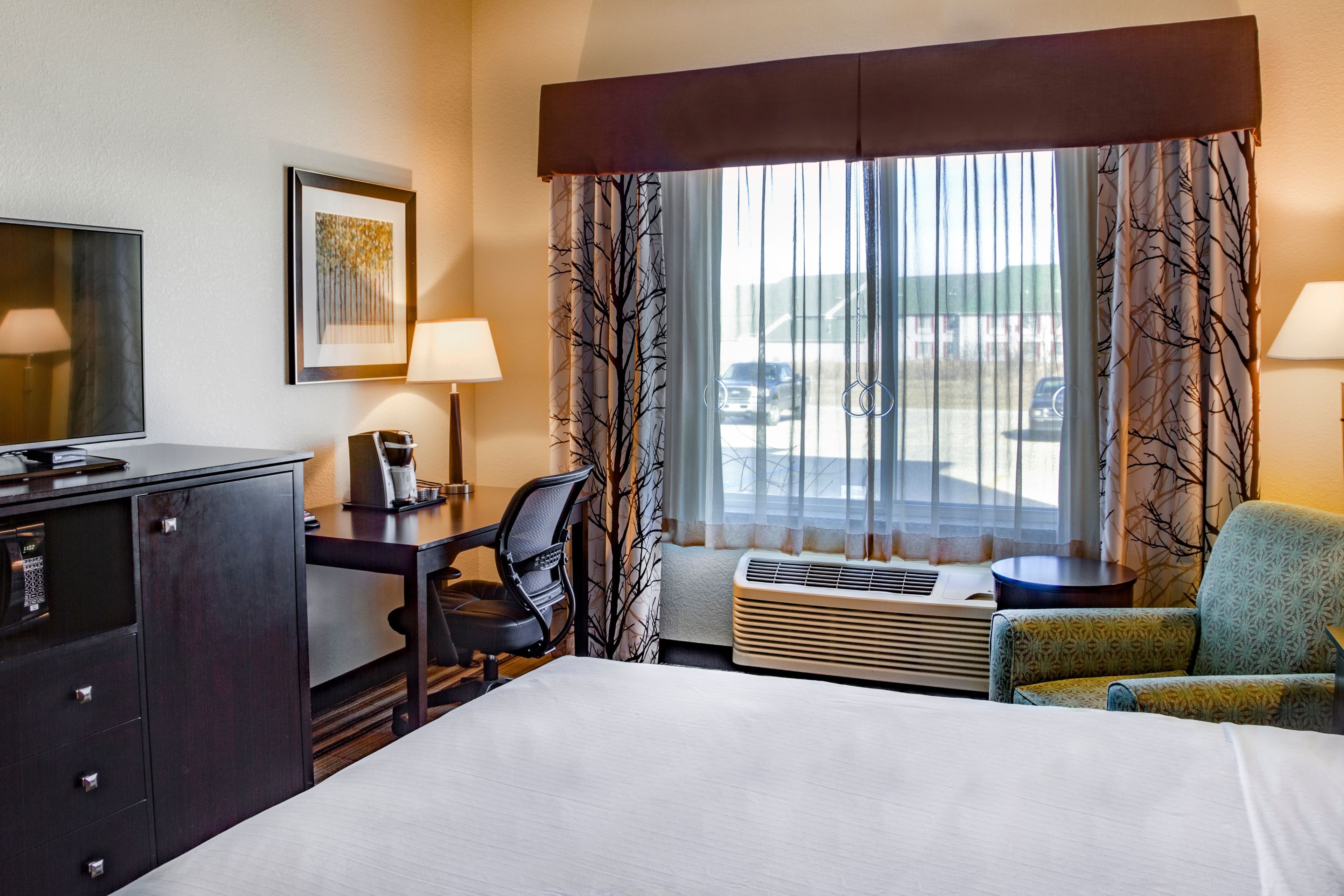 Holiday Inn Express & Suites Nevada — 9
