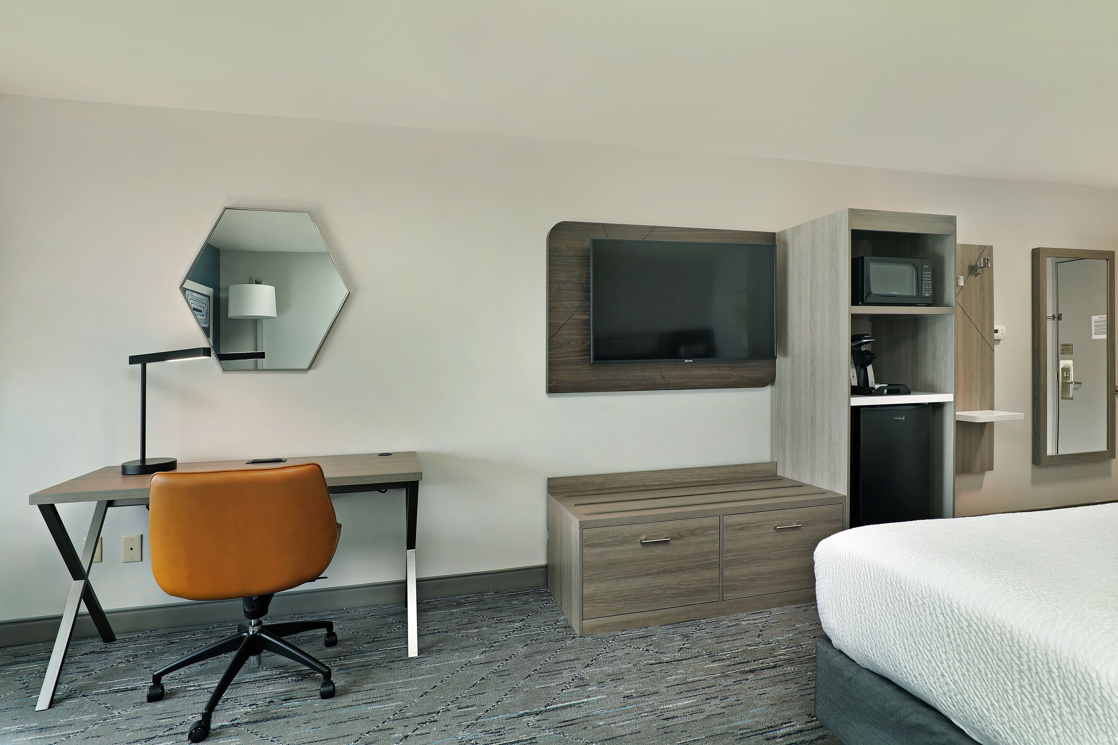 Holiday Inn Express & Suites Milwaukee-New Berlin — 7