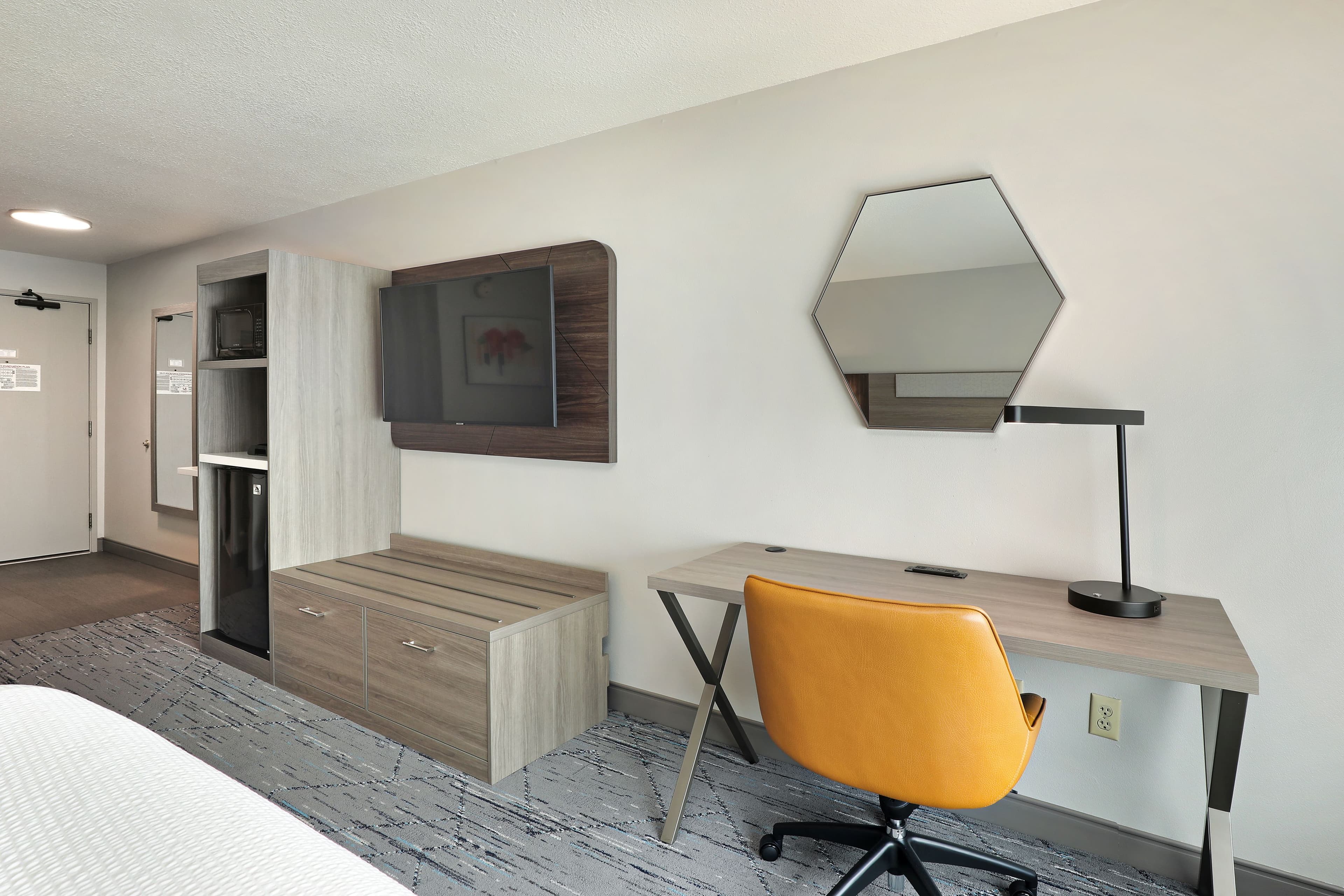 Holiday Inn Express & Suites Milwaukee-New Berlin — 3