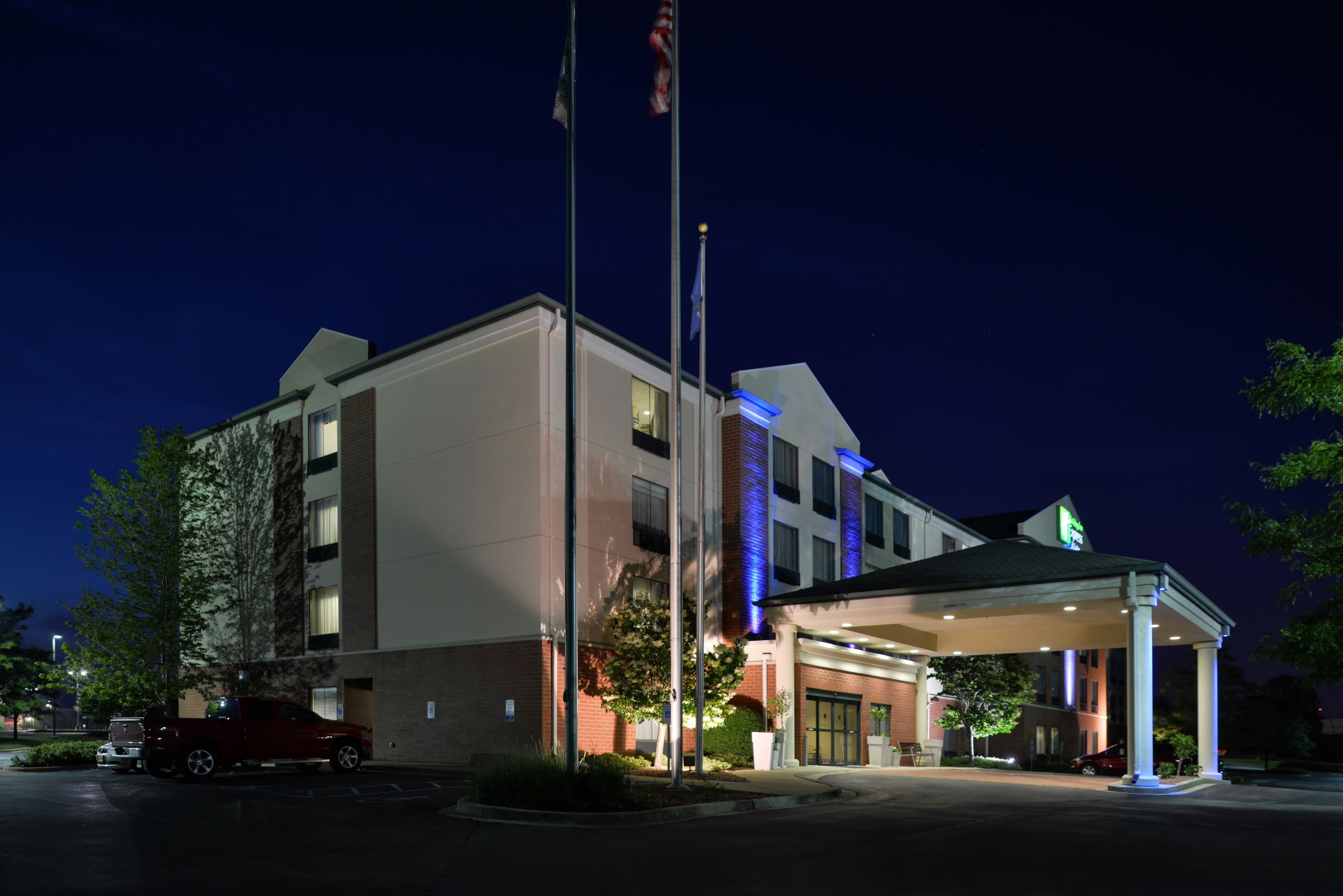 Holiday Inn Express & Suites Milwaukee-New Berlin