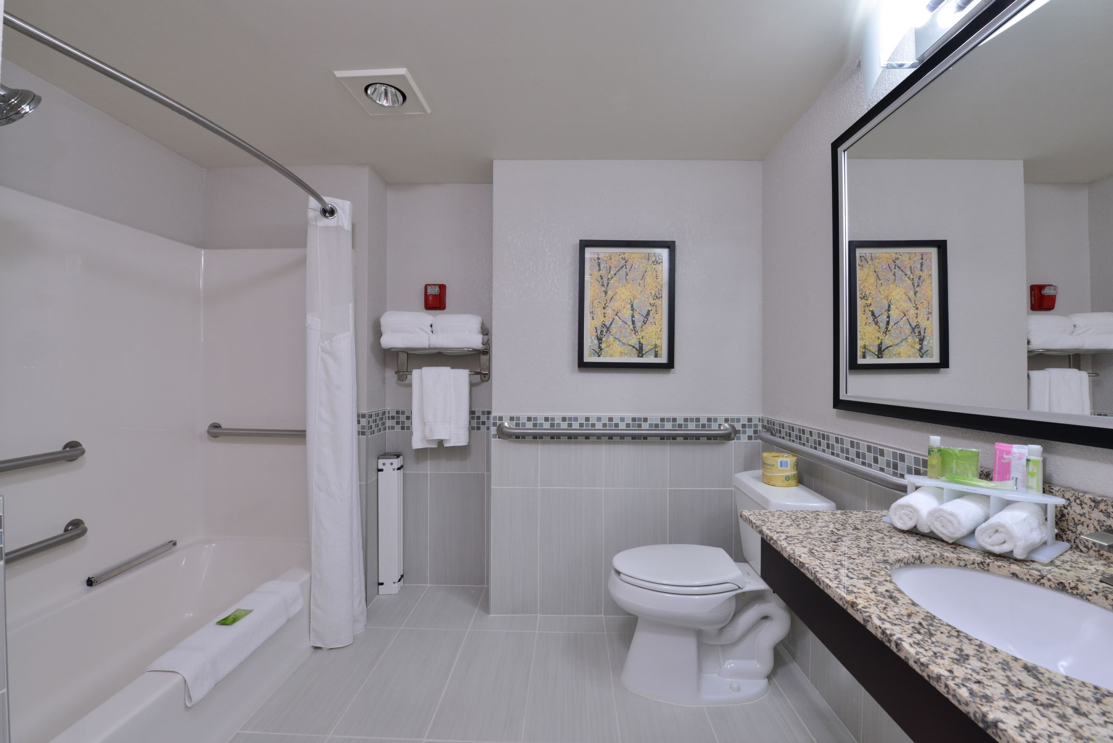 Holiday Inn Express & Suites Milwaukee-New Berlin — 20