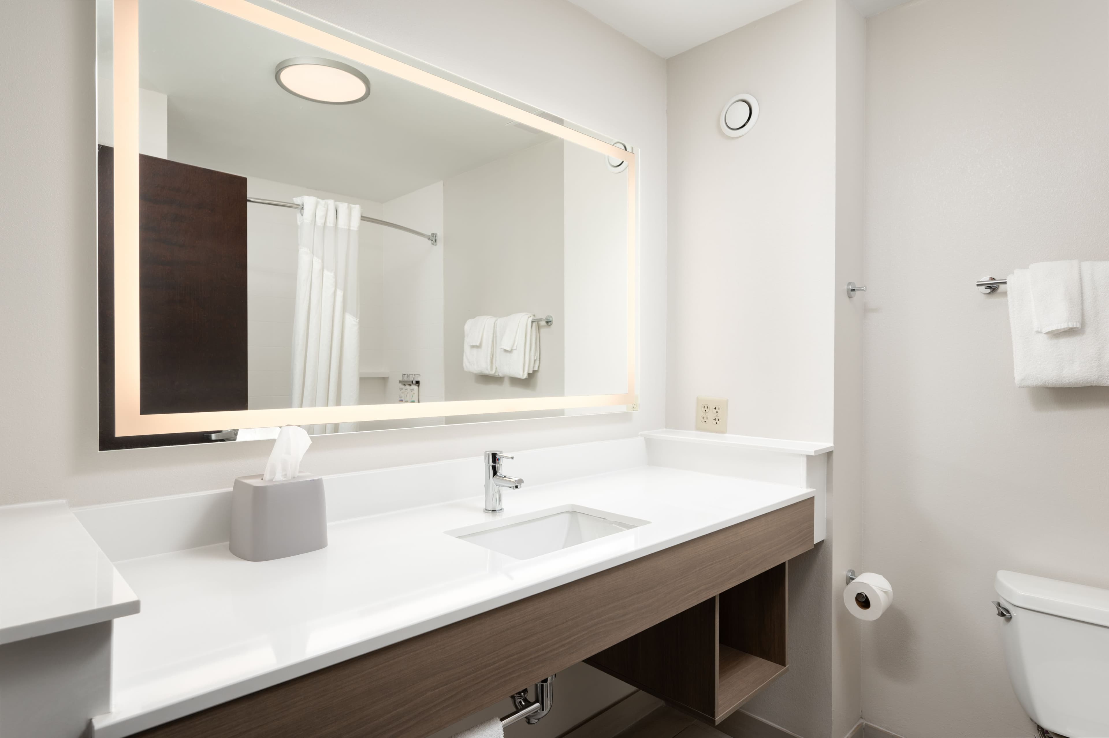 Holiday Inn Express & Suites Newport South - Image 2