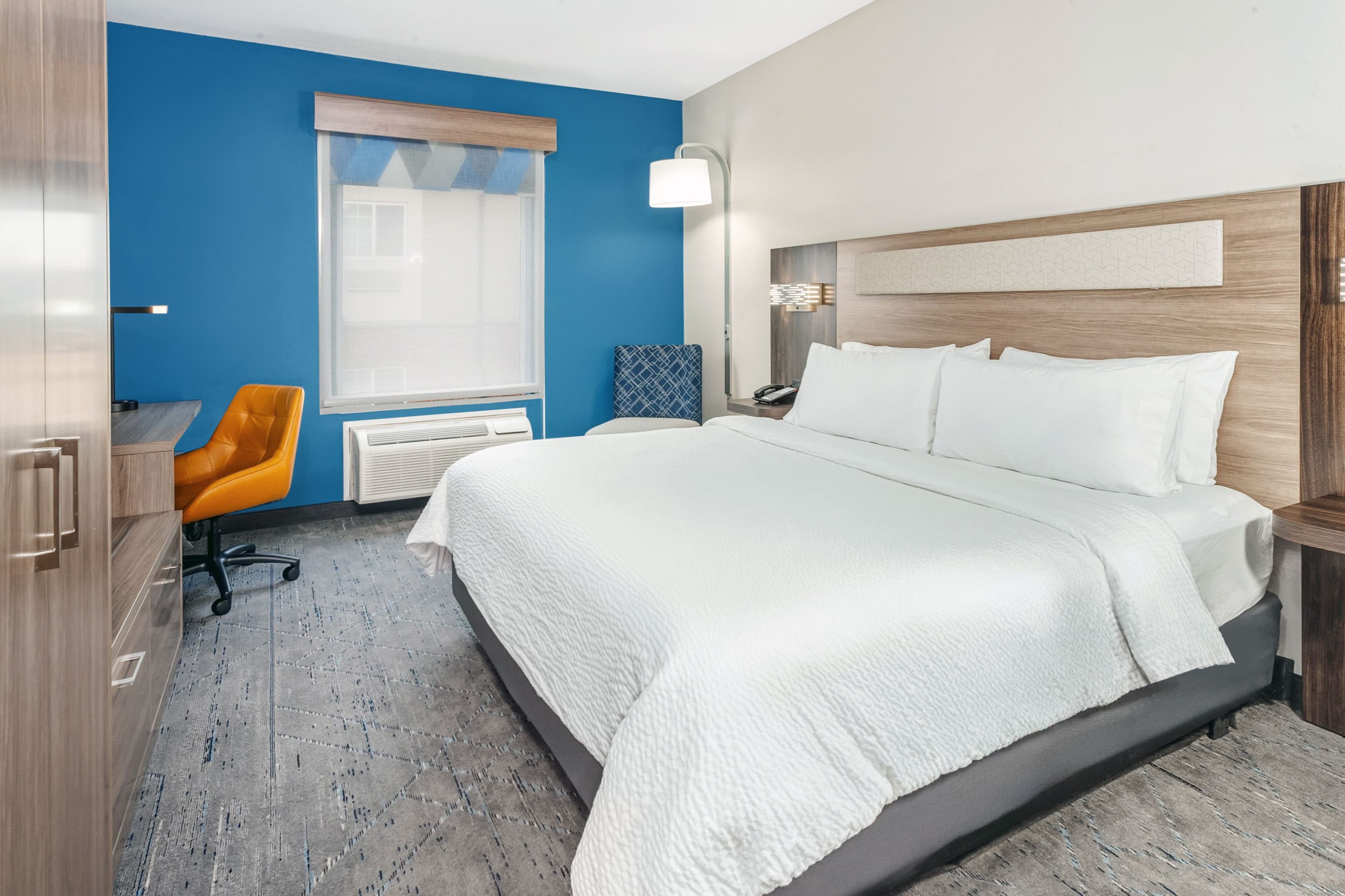 Holiday Inn Express & Suites Bloomington - Normal - Image 4