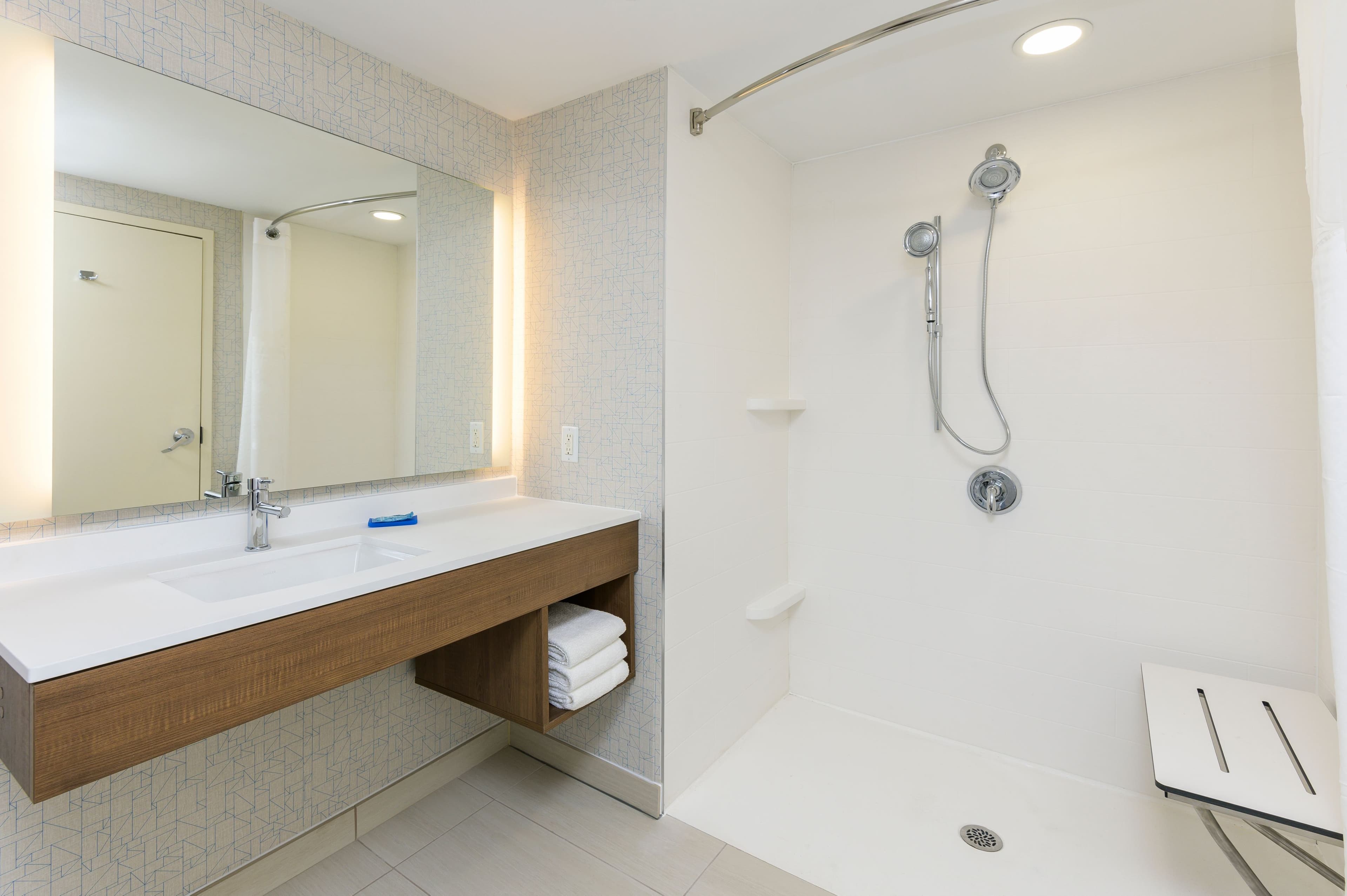Holiday Inn Express & Suites North Bay — 17