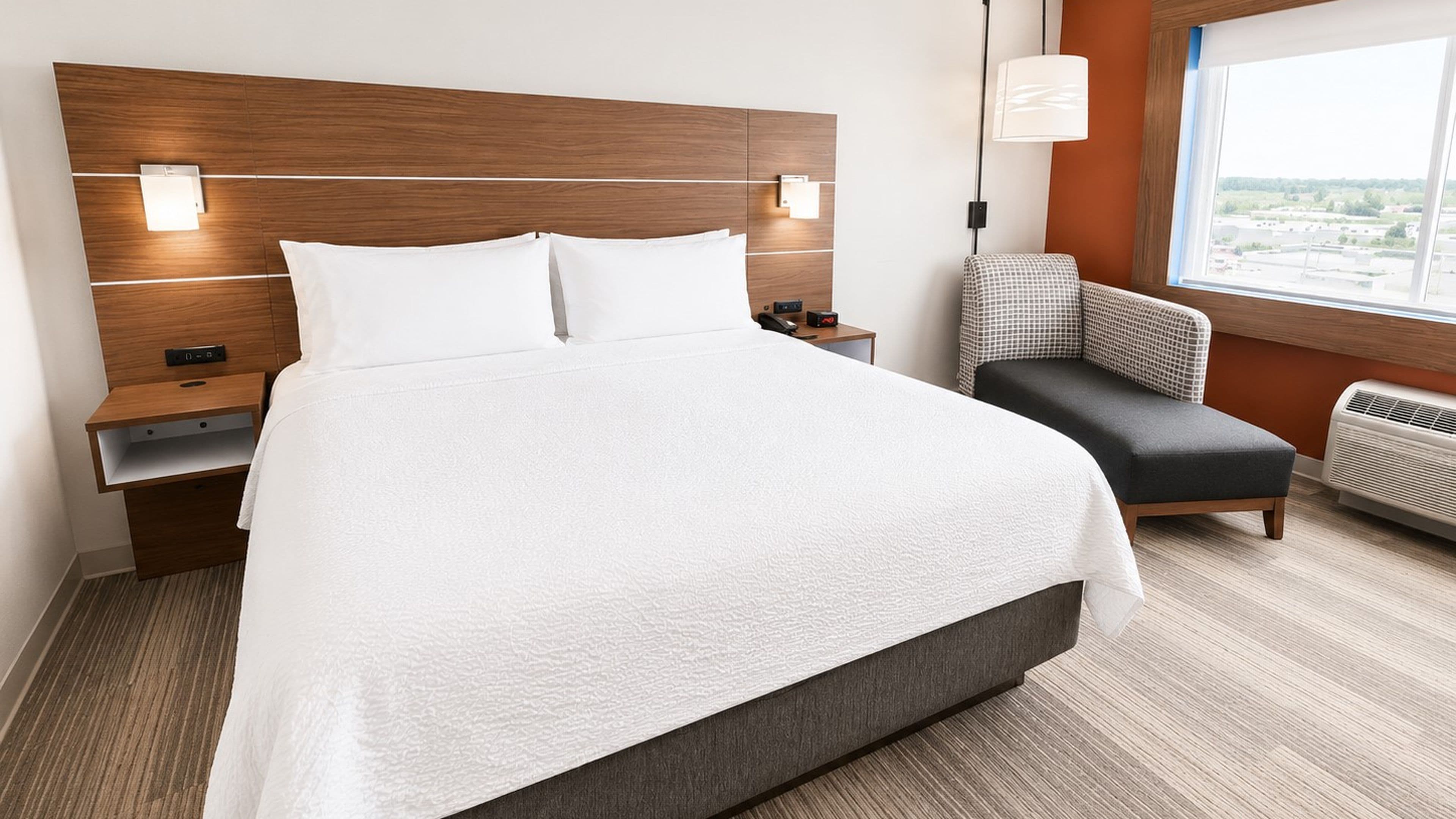 Holiday Inn Express & Suites Omaha - Millard Area — 2