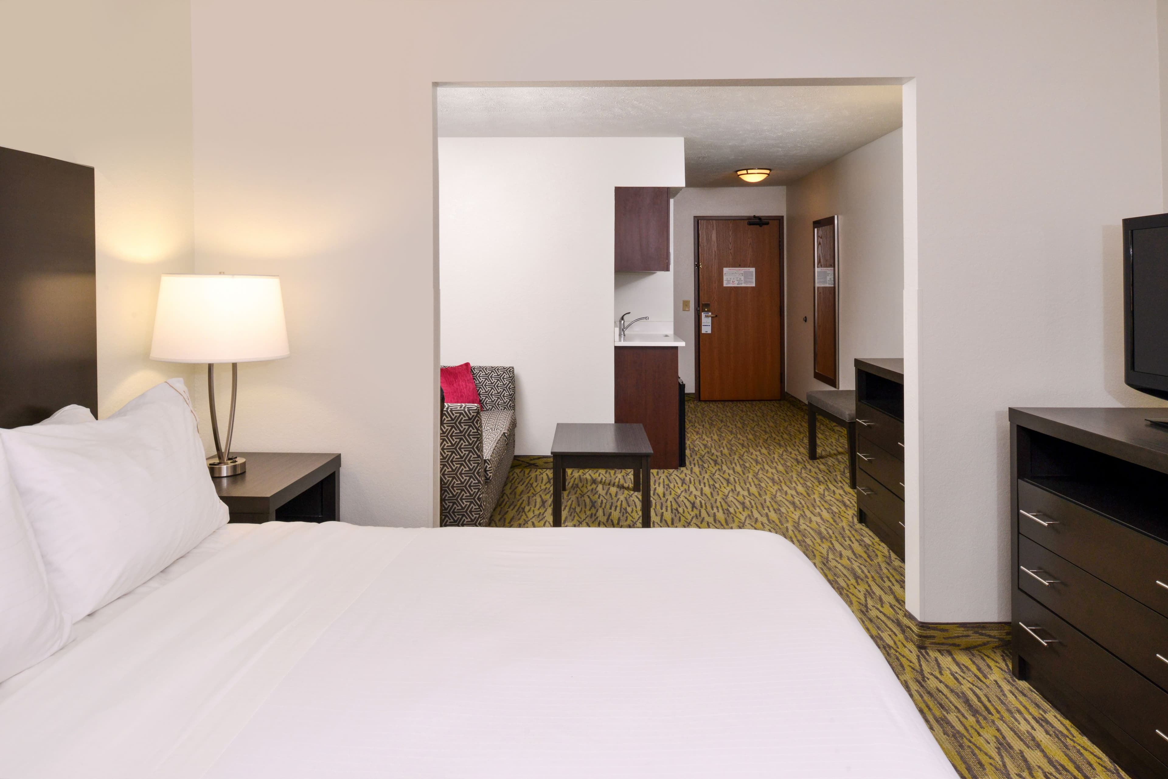 Holiday Inn Express & Suites Omaha West — 6