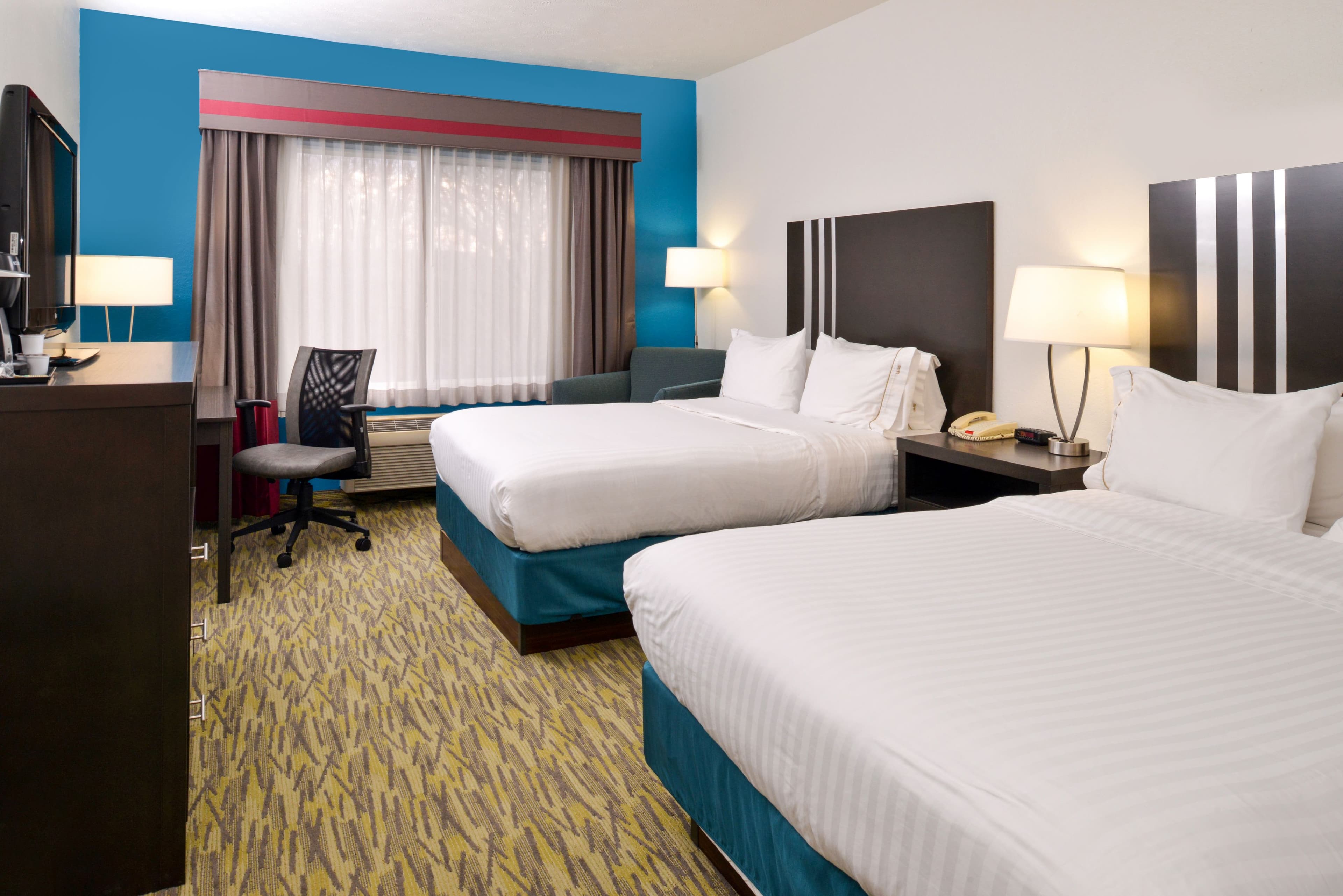 Holiday Inn Express & Suites Omaha West — 10
