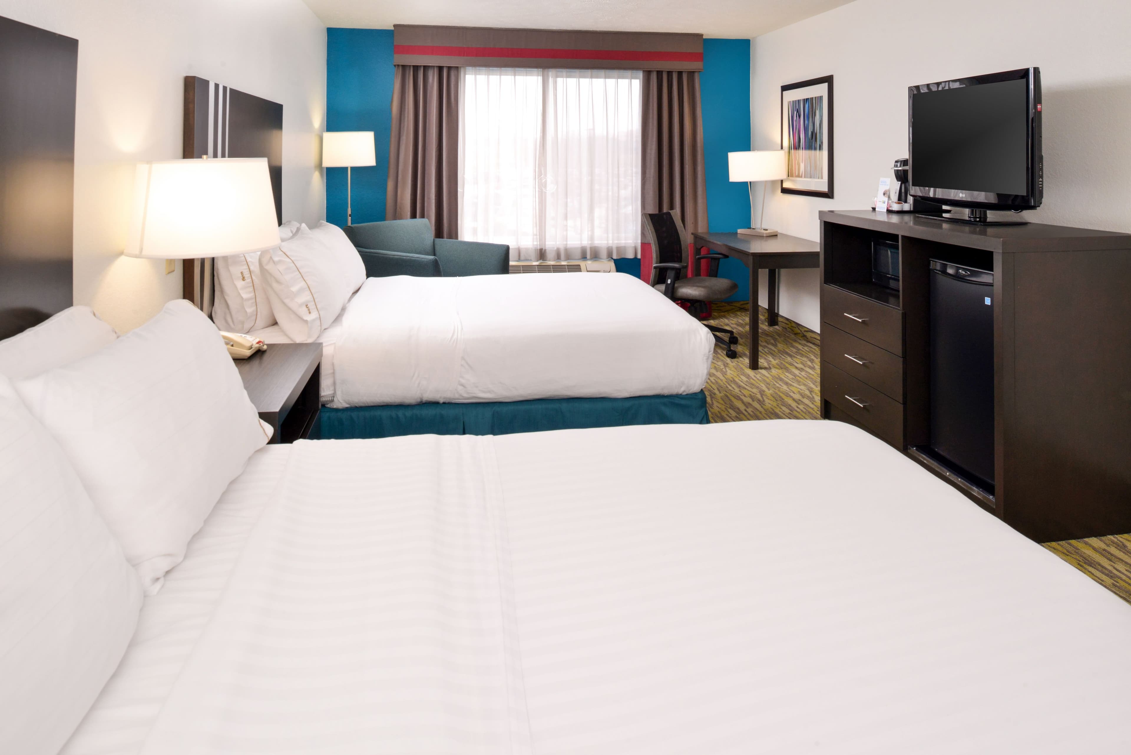 Holiday Inn Express & Suites Omaha West — 14