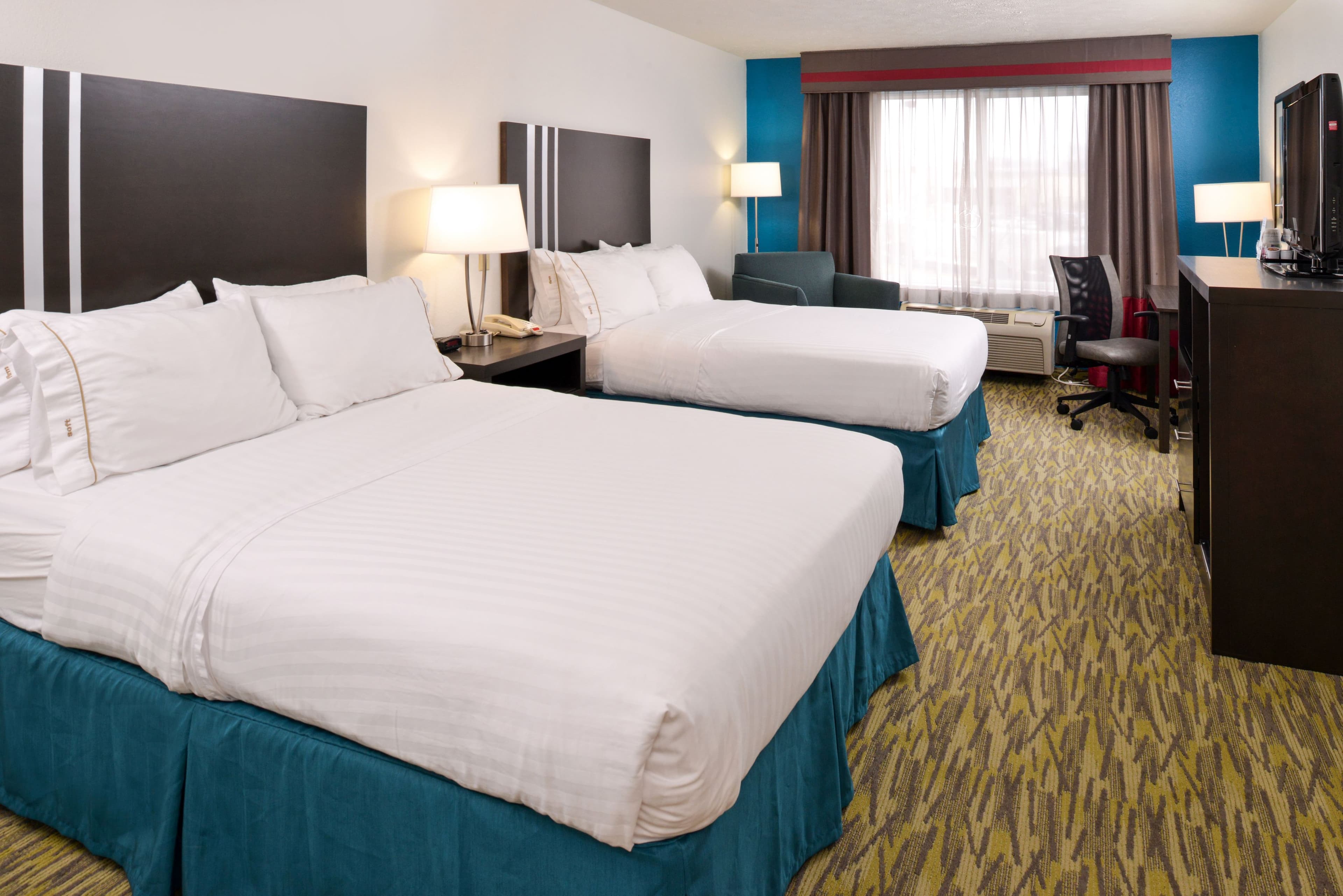 Holiday Inn Express & Suites Omaha West — 12