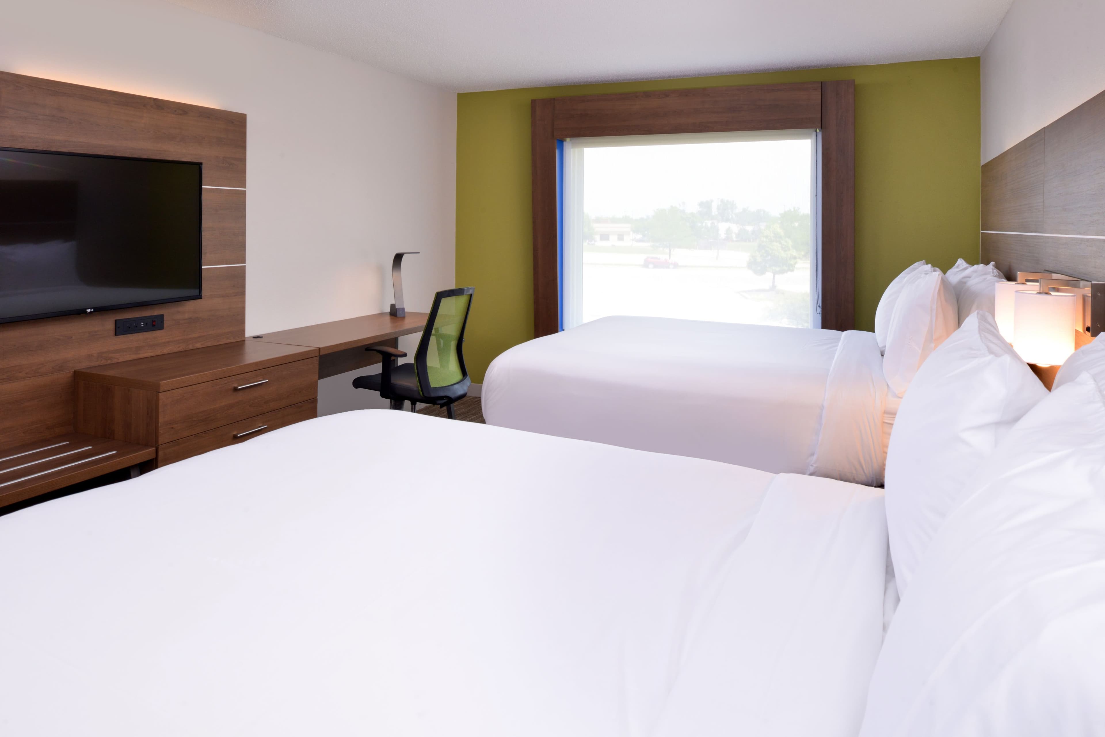 Holiday Inn Express & Suites Omaha - 120th and Maple — 10