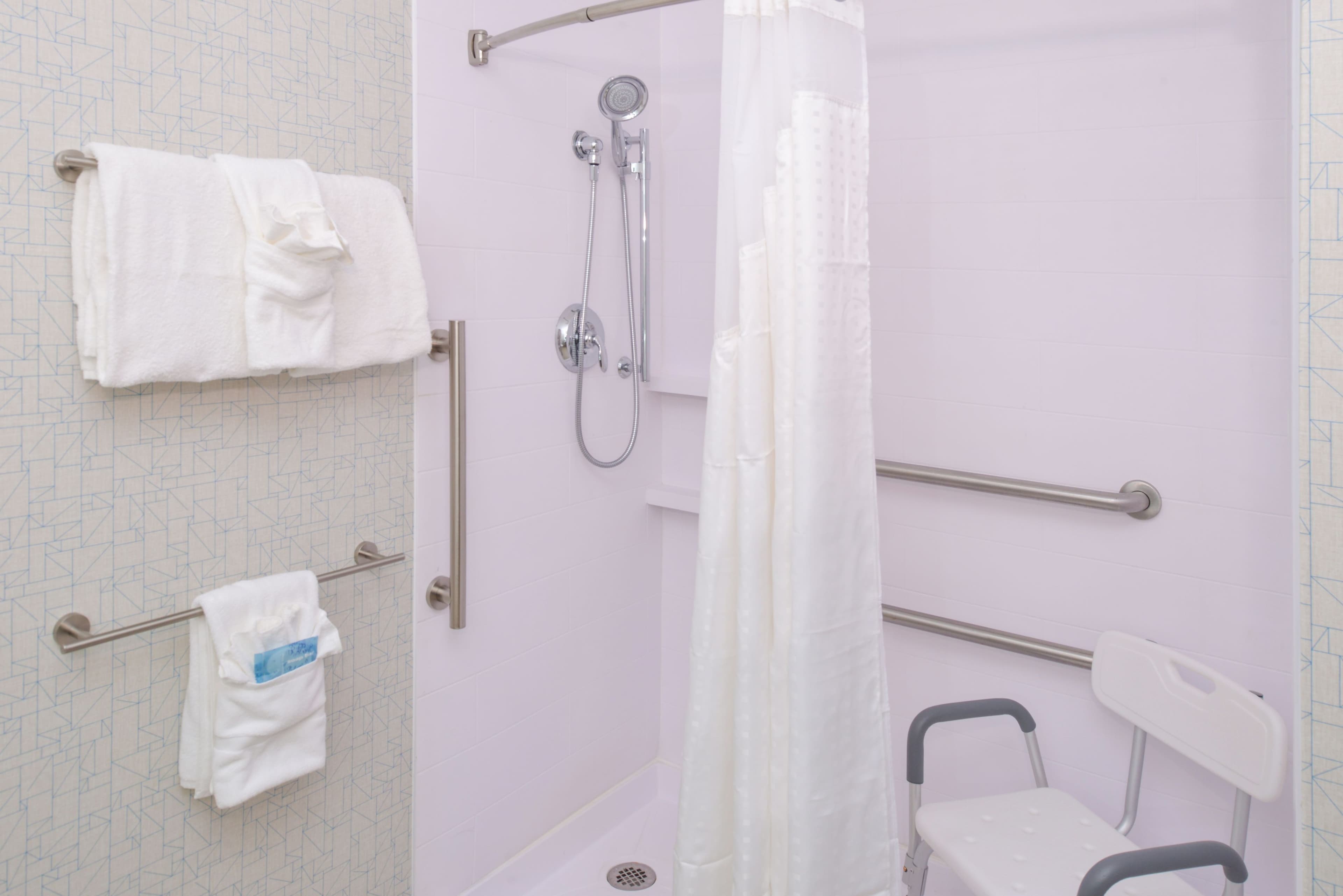 Holiday Inn Express & Suites Omaha - 120th and Maple — 13