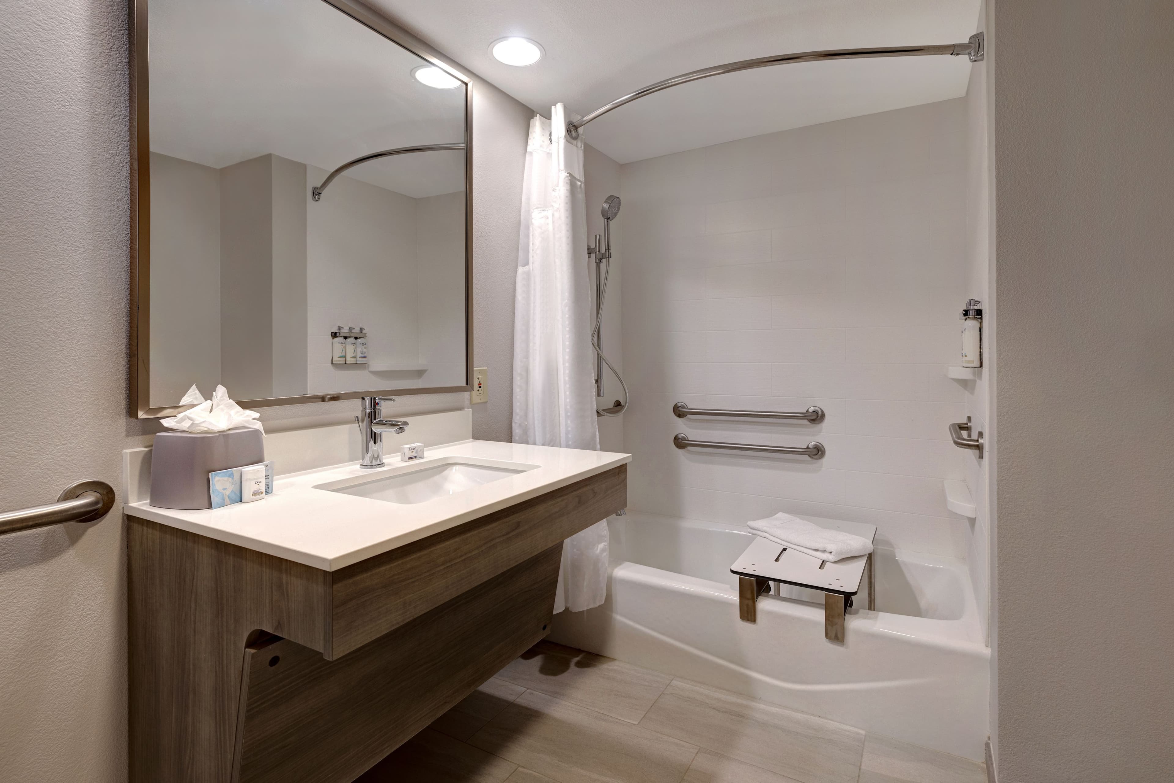 Holiday Inn Express & Suites Central Omaha — 10