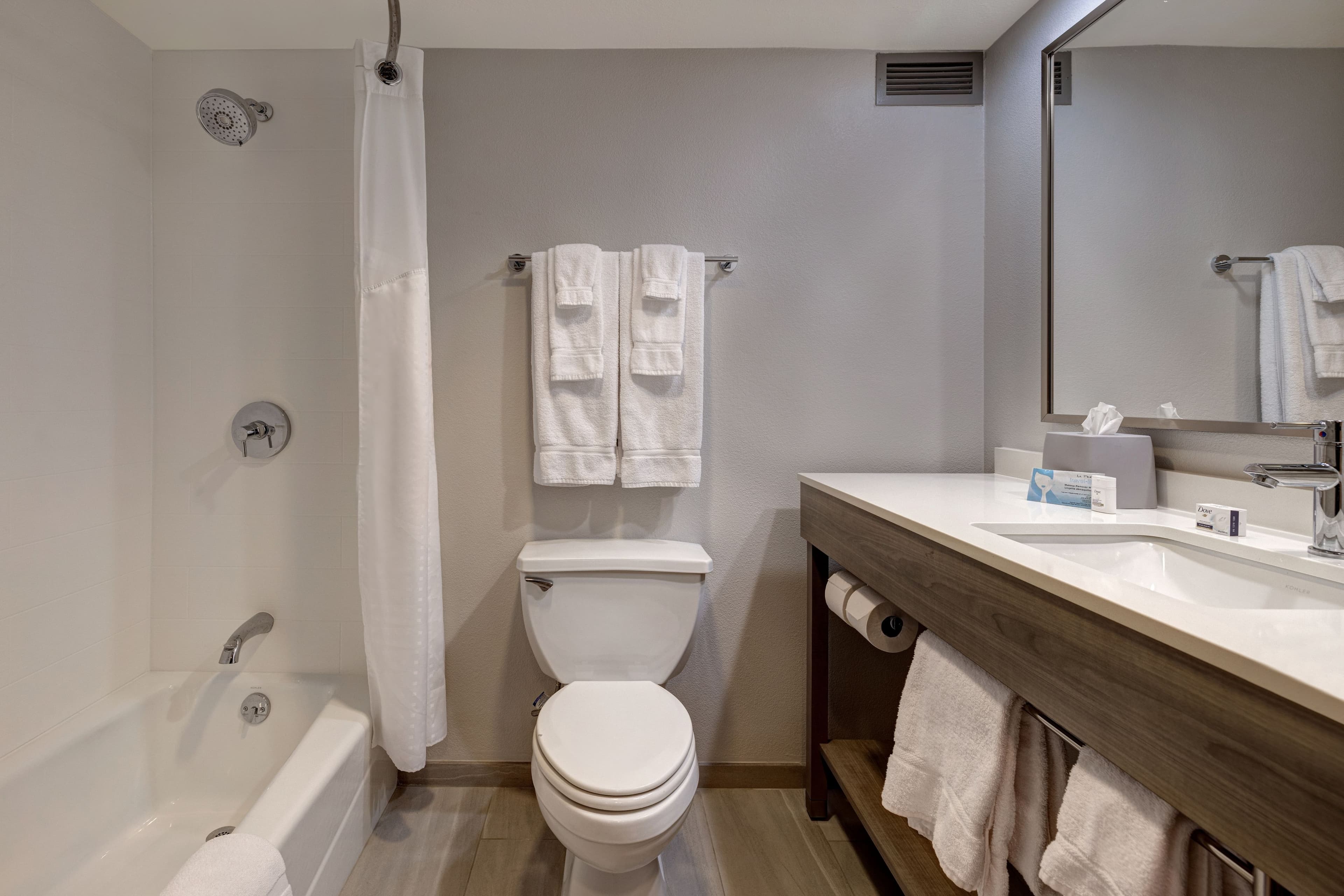 Holiday Inn Express & Suites Central Omaha — 17