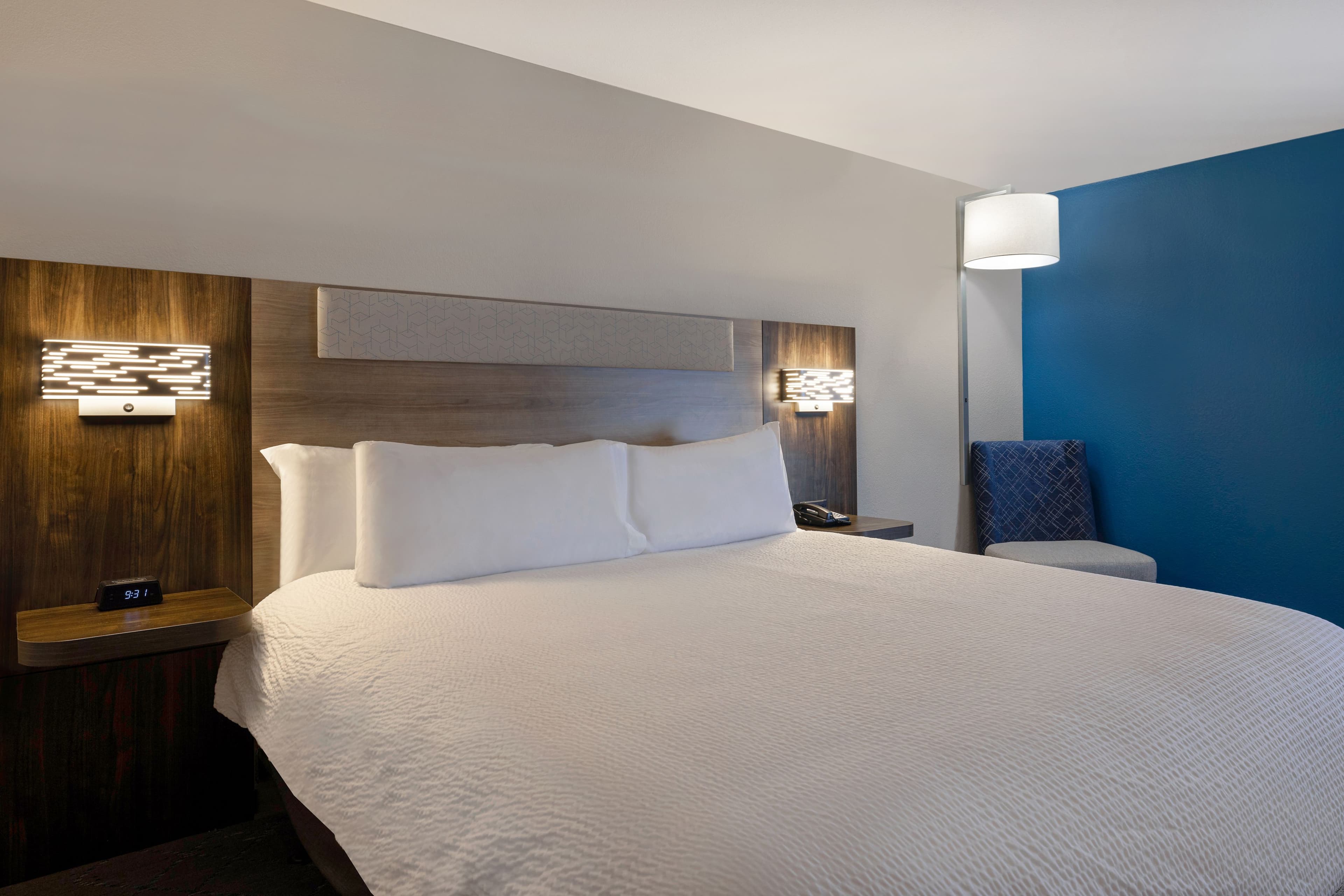 Holiday Inn Express & Suites Central Omaha — 7