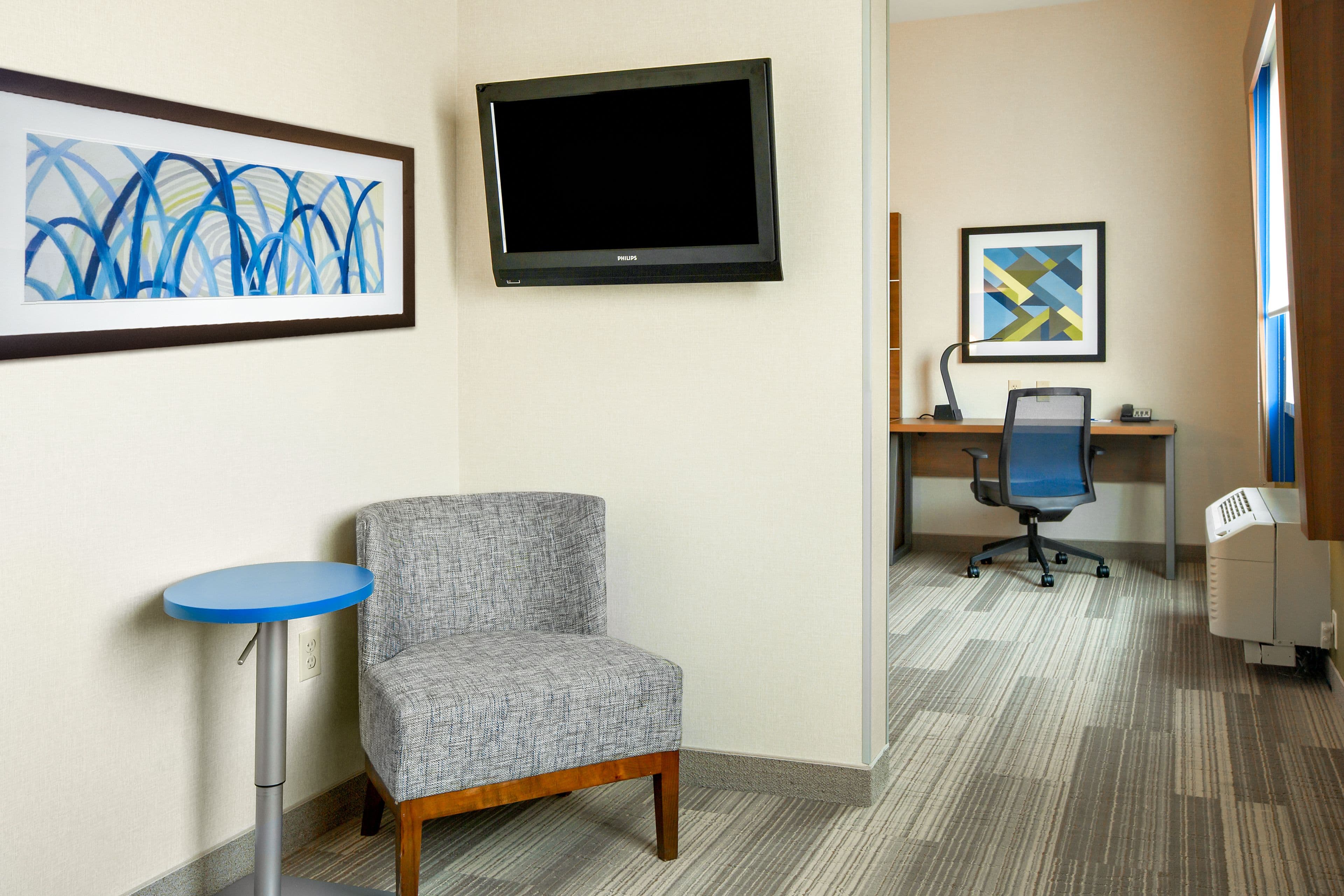 Holiday Inn Express & Suites Ontario — 8