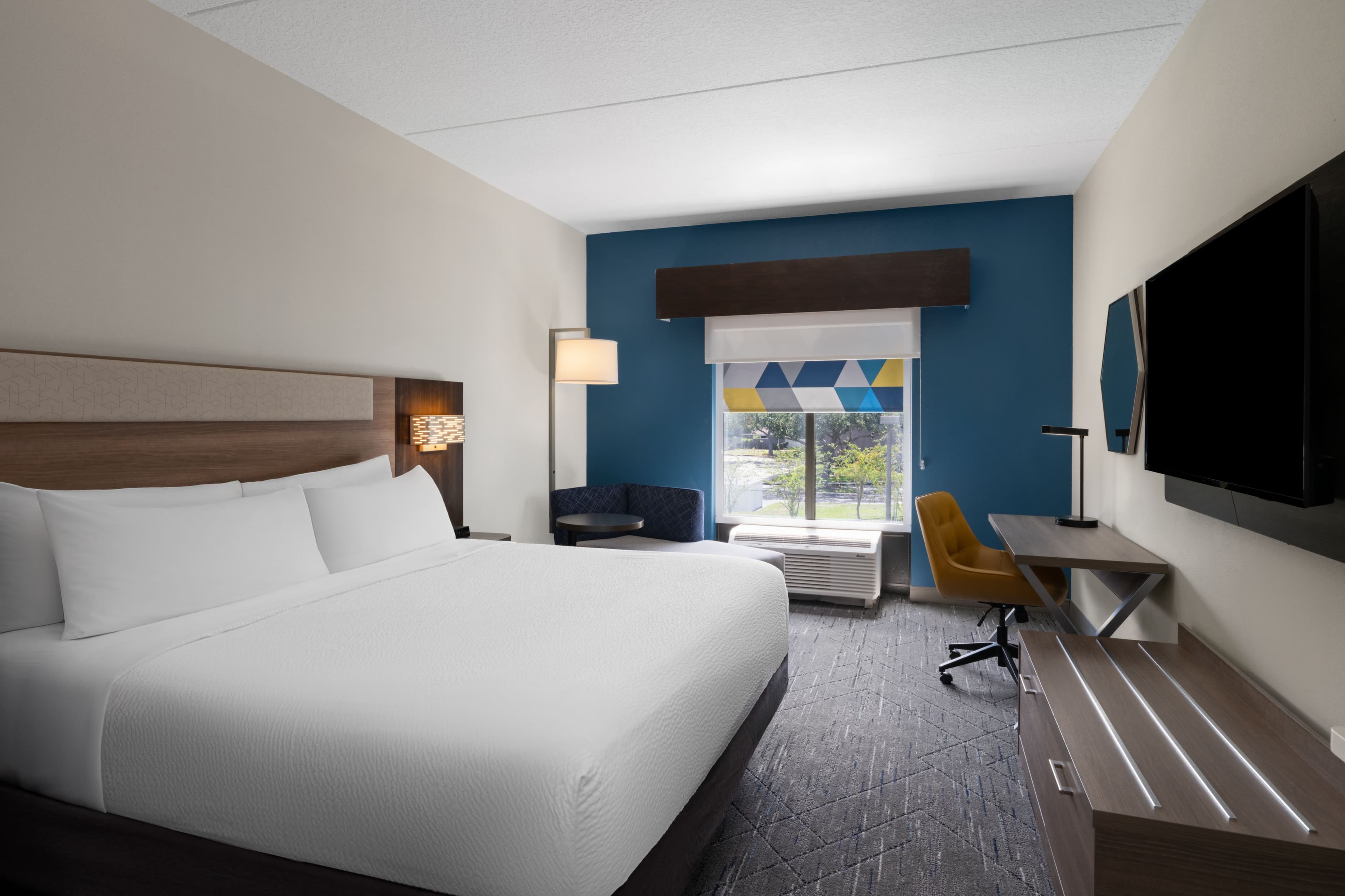 Holiday Inn Express & Suites Orlando East-UCF Area — 7